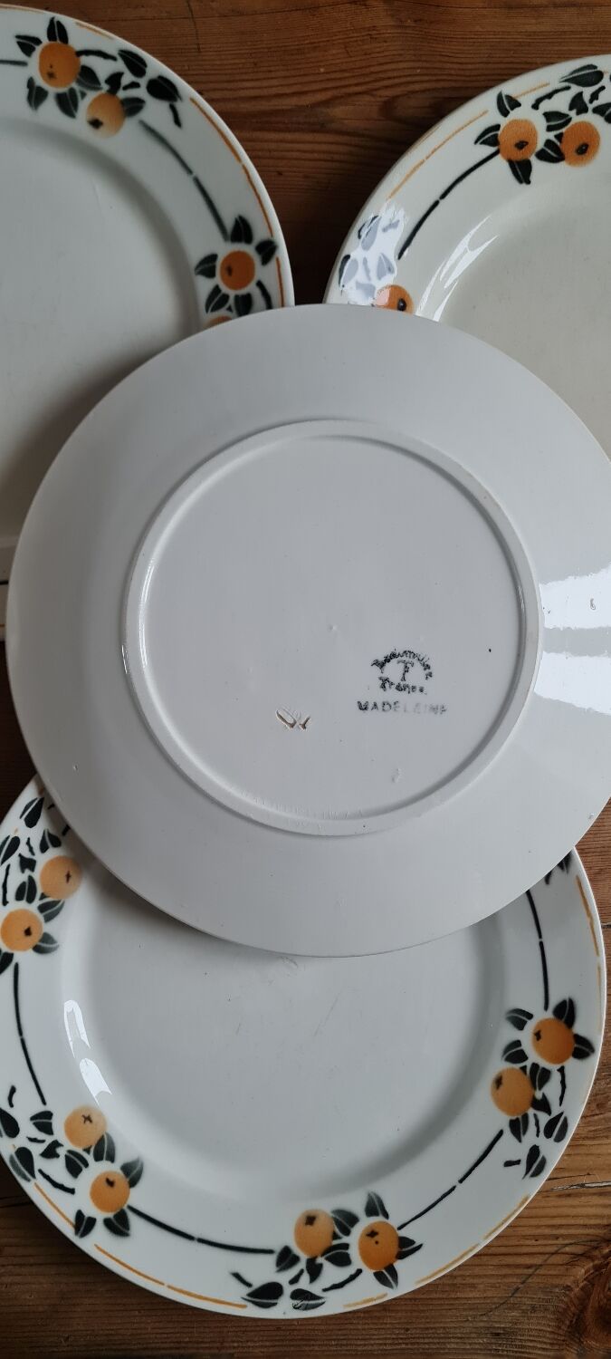 Service of 7 plates in earthenware
