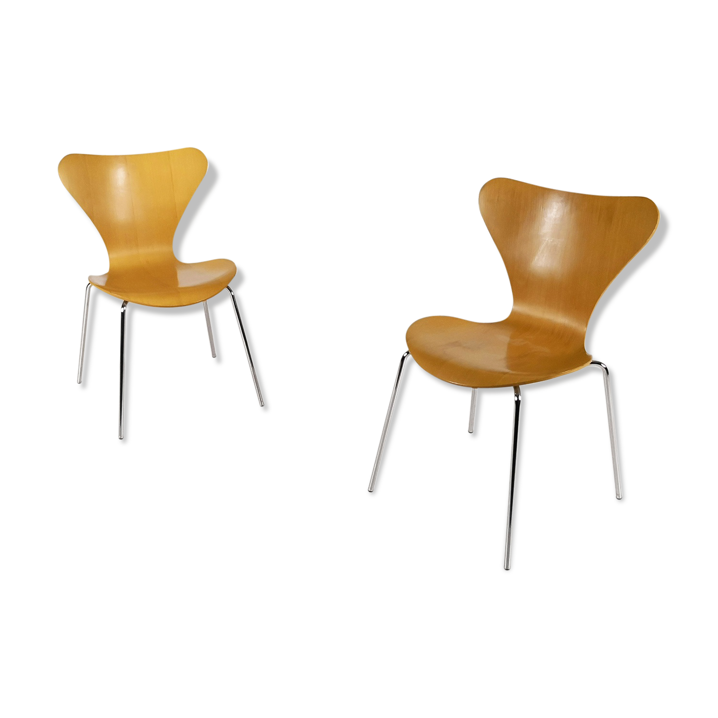 Pair of chairs 3107 "Butterfly" by Arne Jacobsen for Fritz Hansen