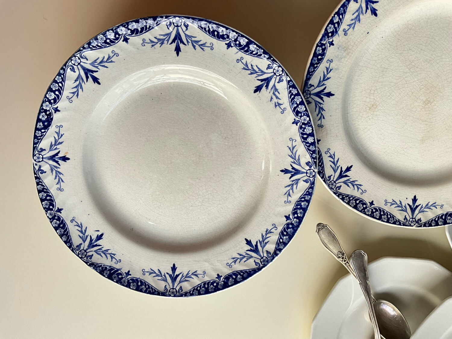 2 cake plates 'iron earth'