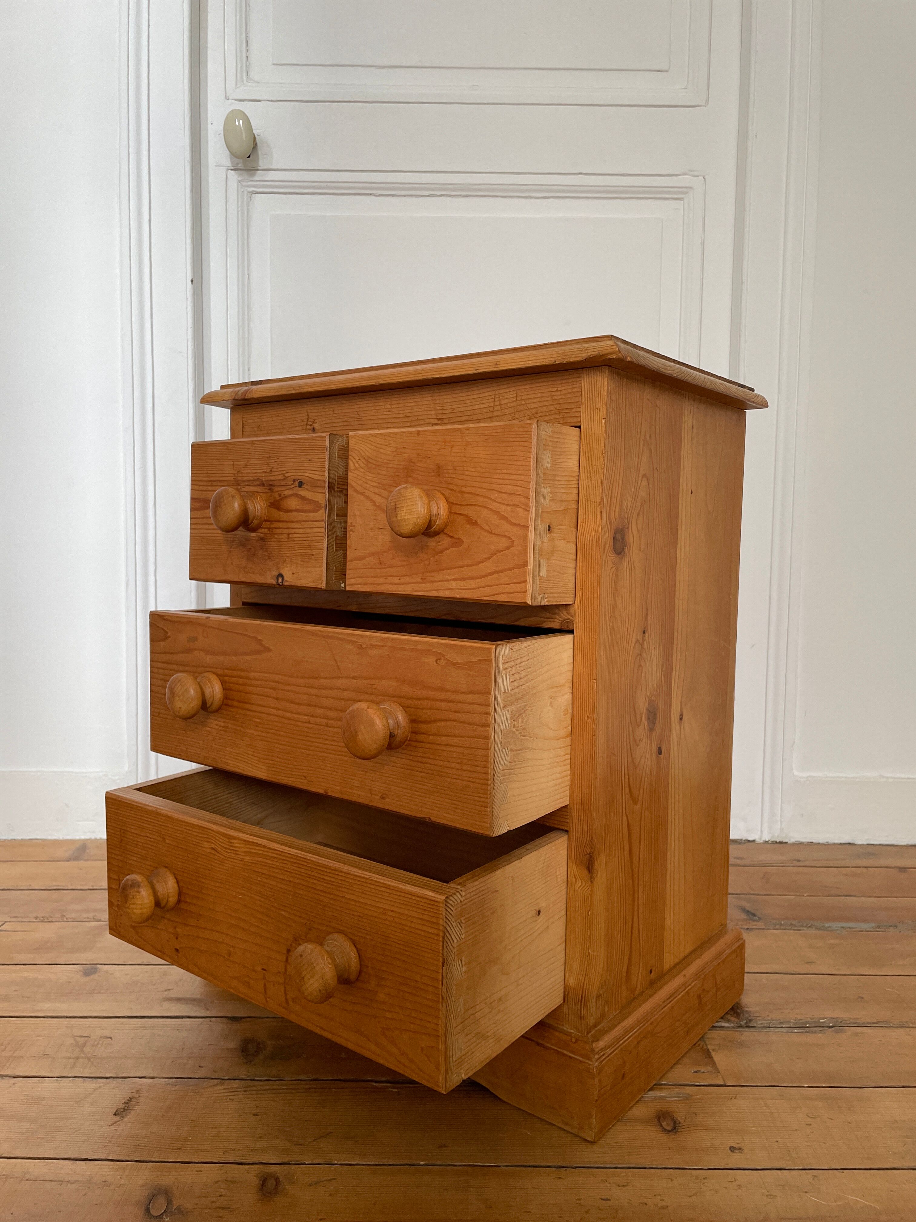 Mini commode vintage pour chambre d’enfant