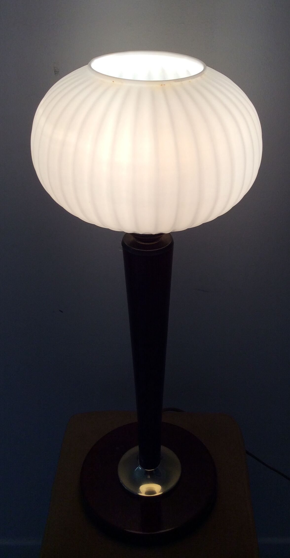 Mazda lamp of the 50s in wood and Opaline