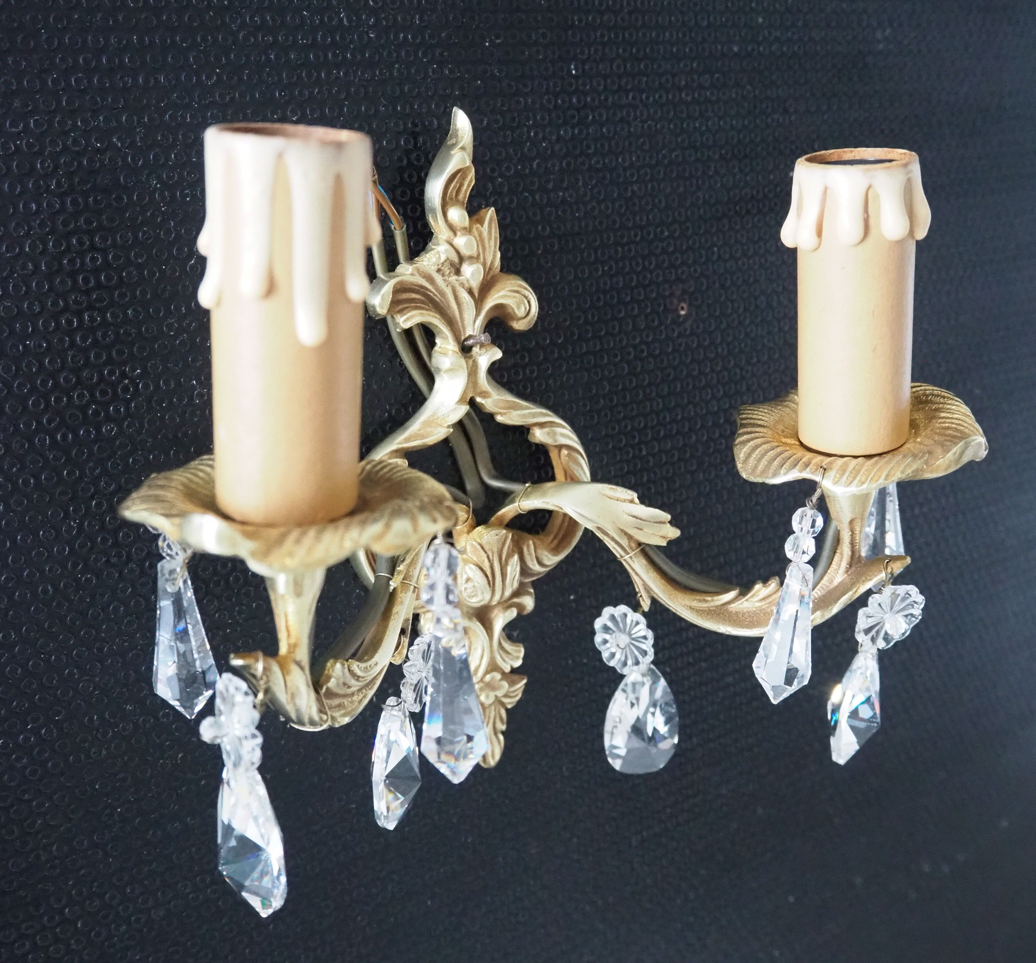 Pair of gilded bronze sconces and crystal pendants