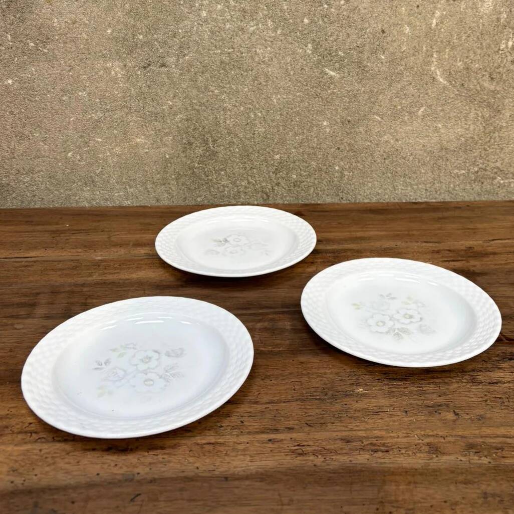 Dessert plate with flower pattern