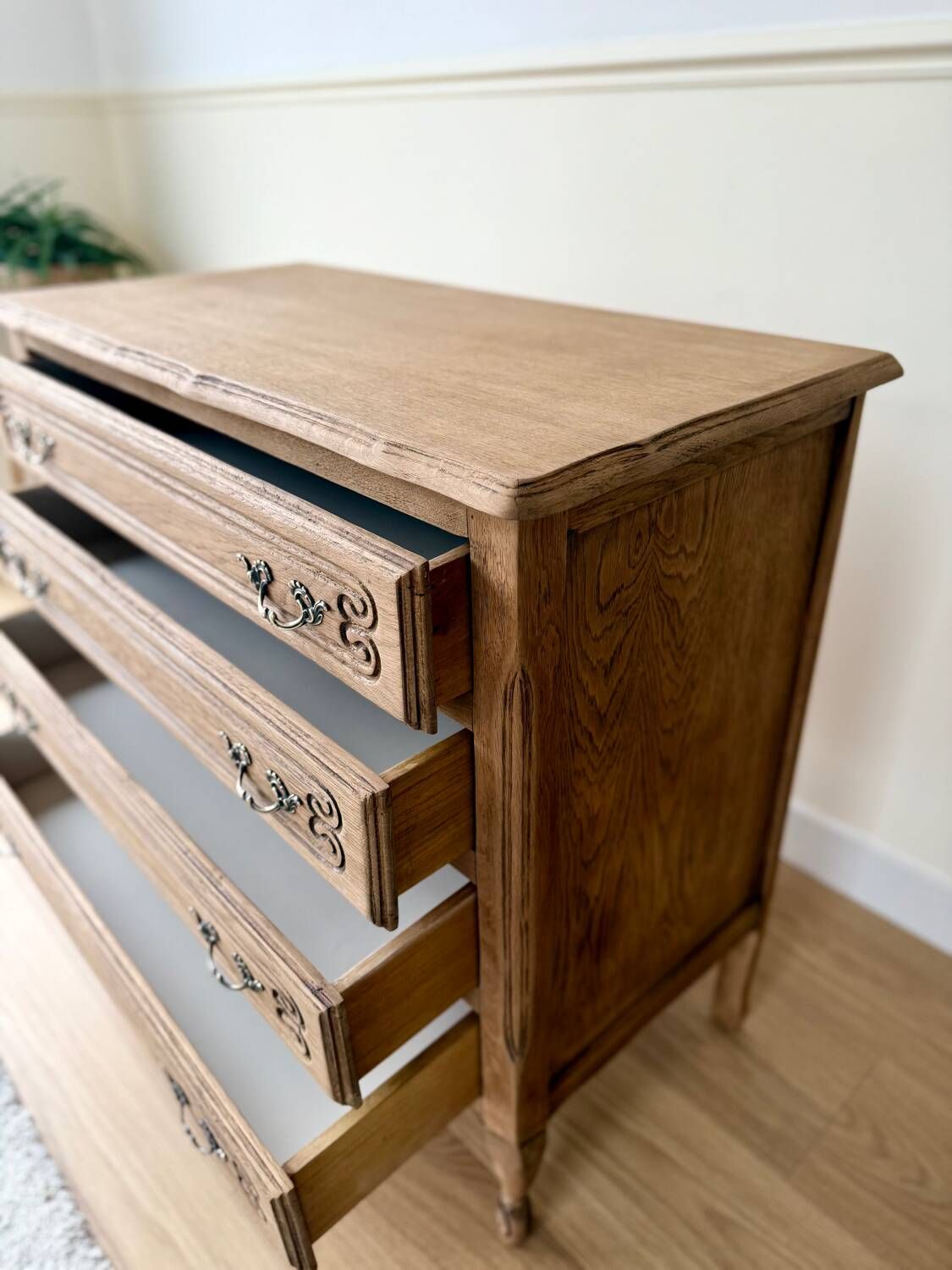 Beautiful renovated wooden chest of drawers - 4 drawers