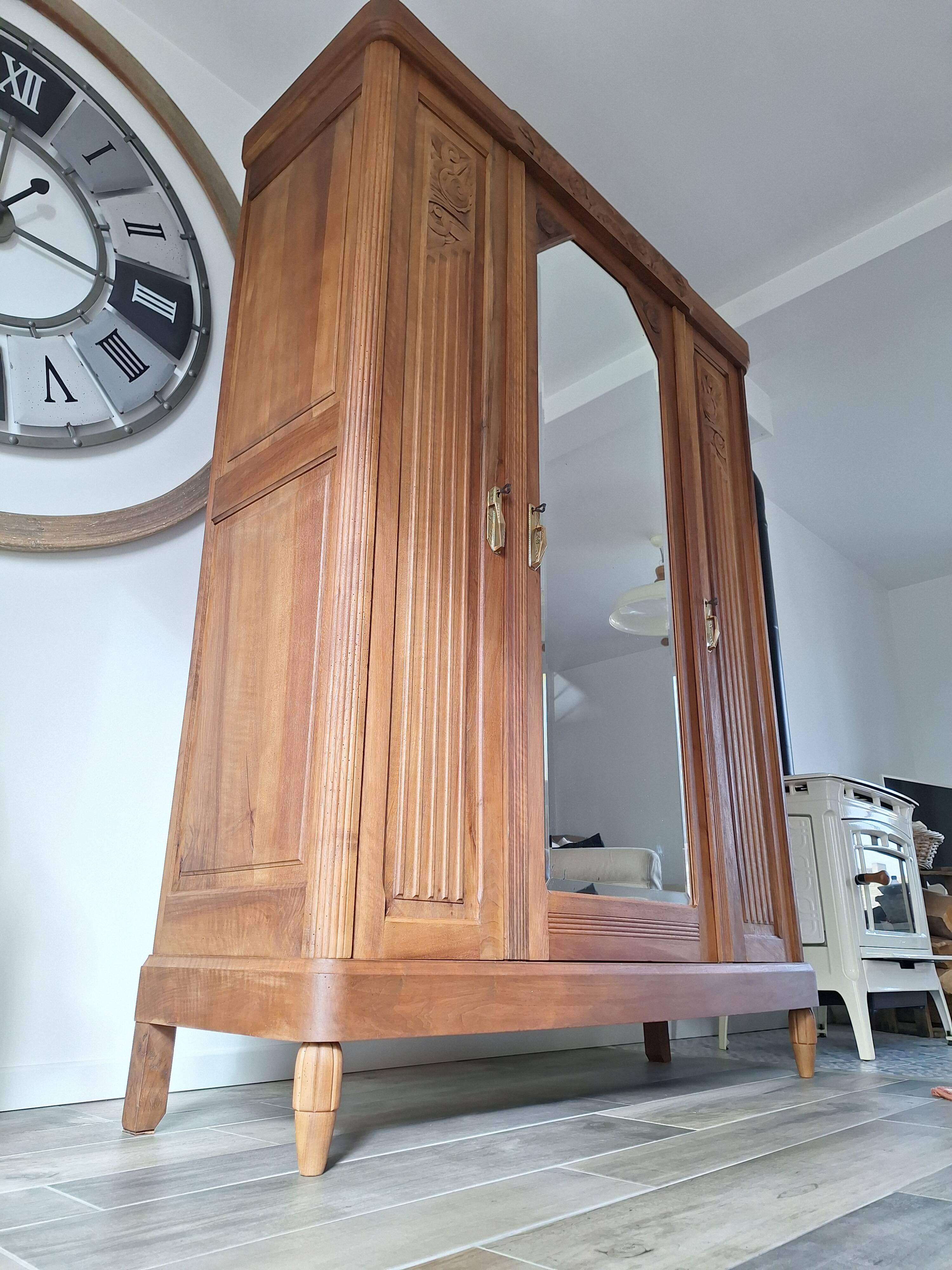 Armoire Art déco en noyer massif sculpté, 1930