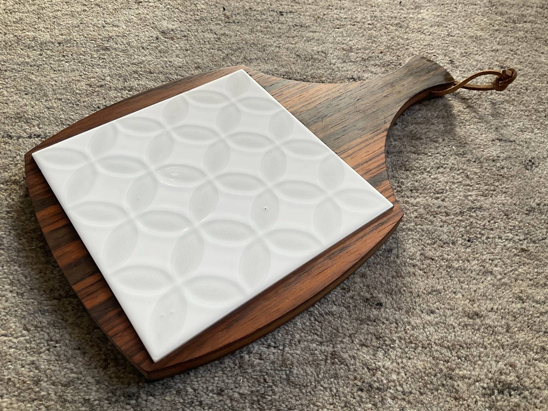 Dessous de plat scandinave en teck et céramique