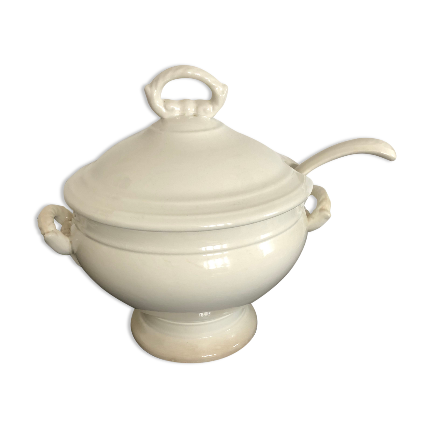 White and shady porcelain soup kitchen