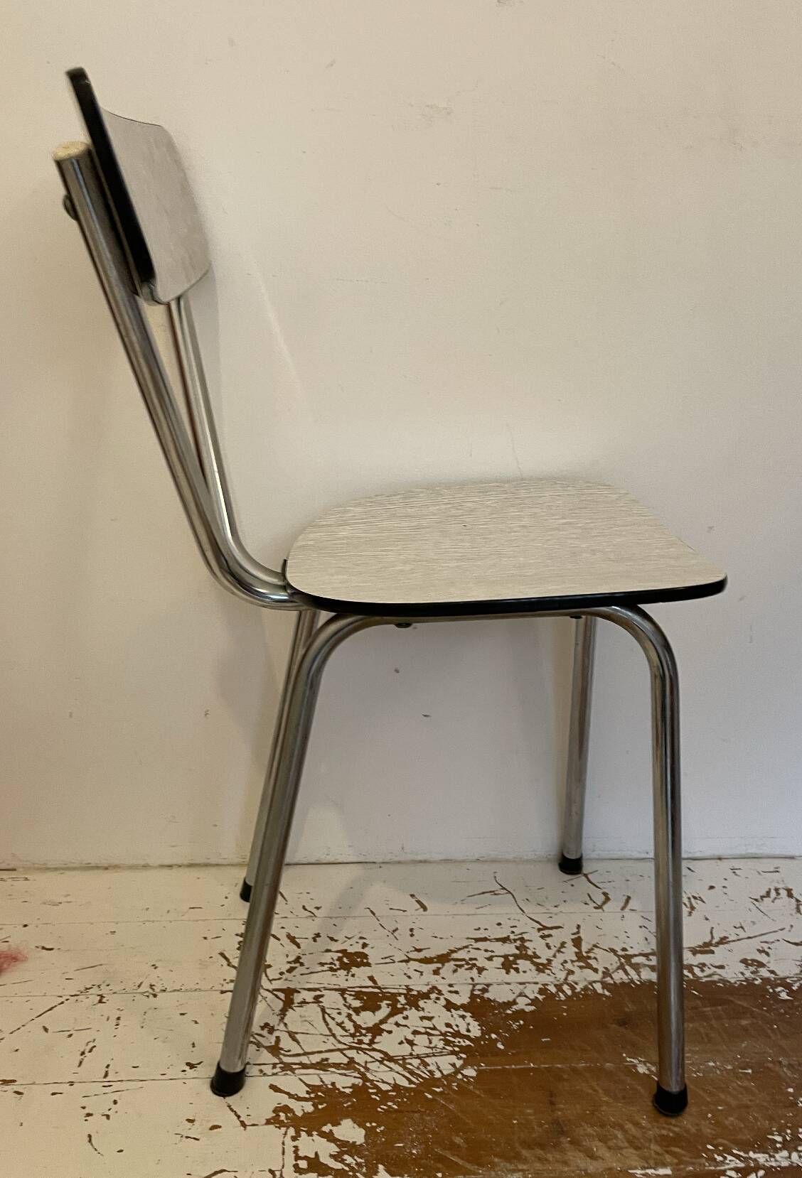 Chaise en formica blanc et noir