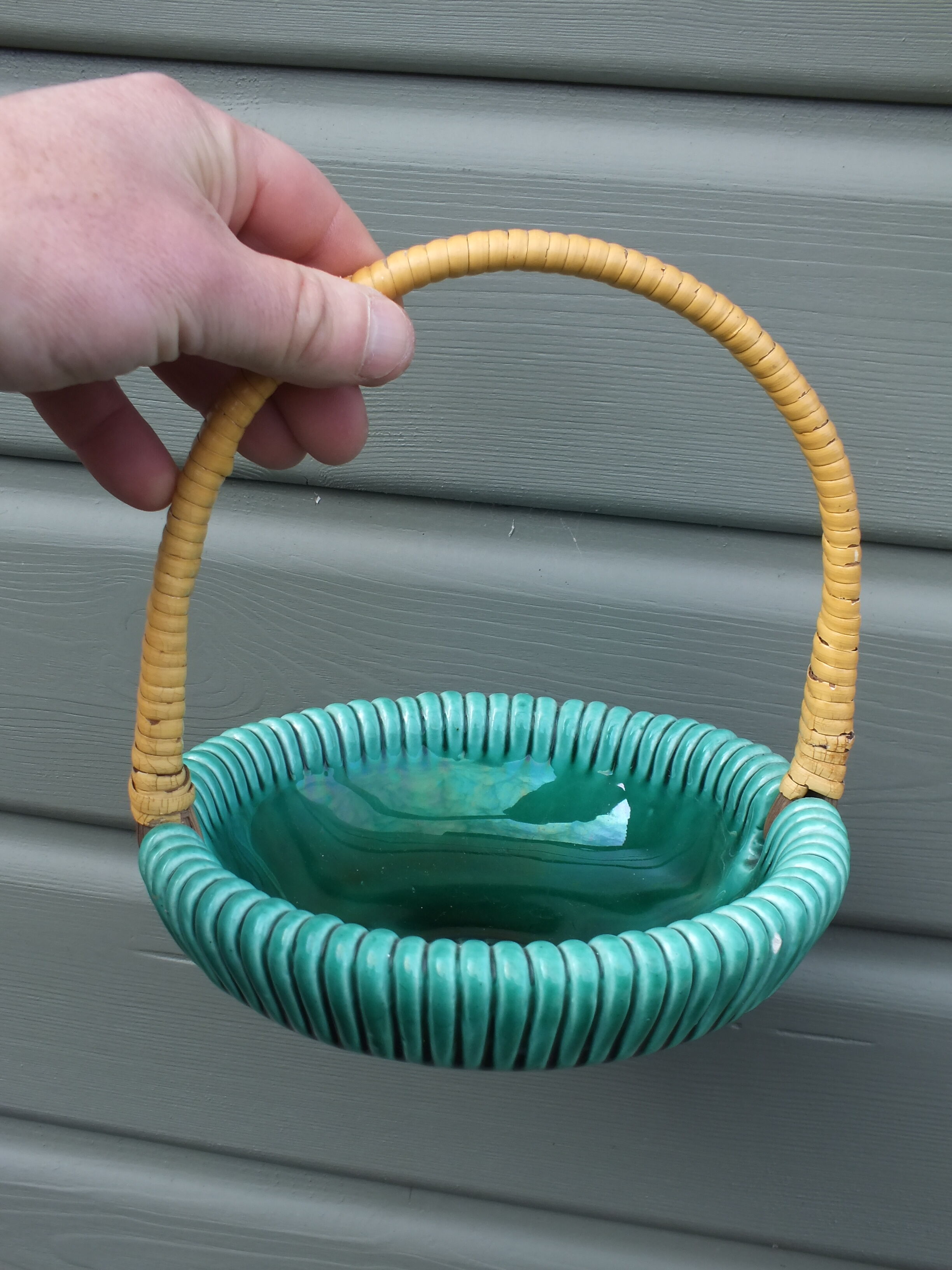 Empty basket vintage pocket in green ceramic and wicker