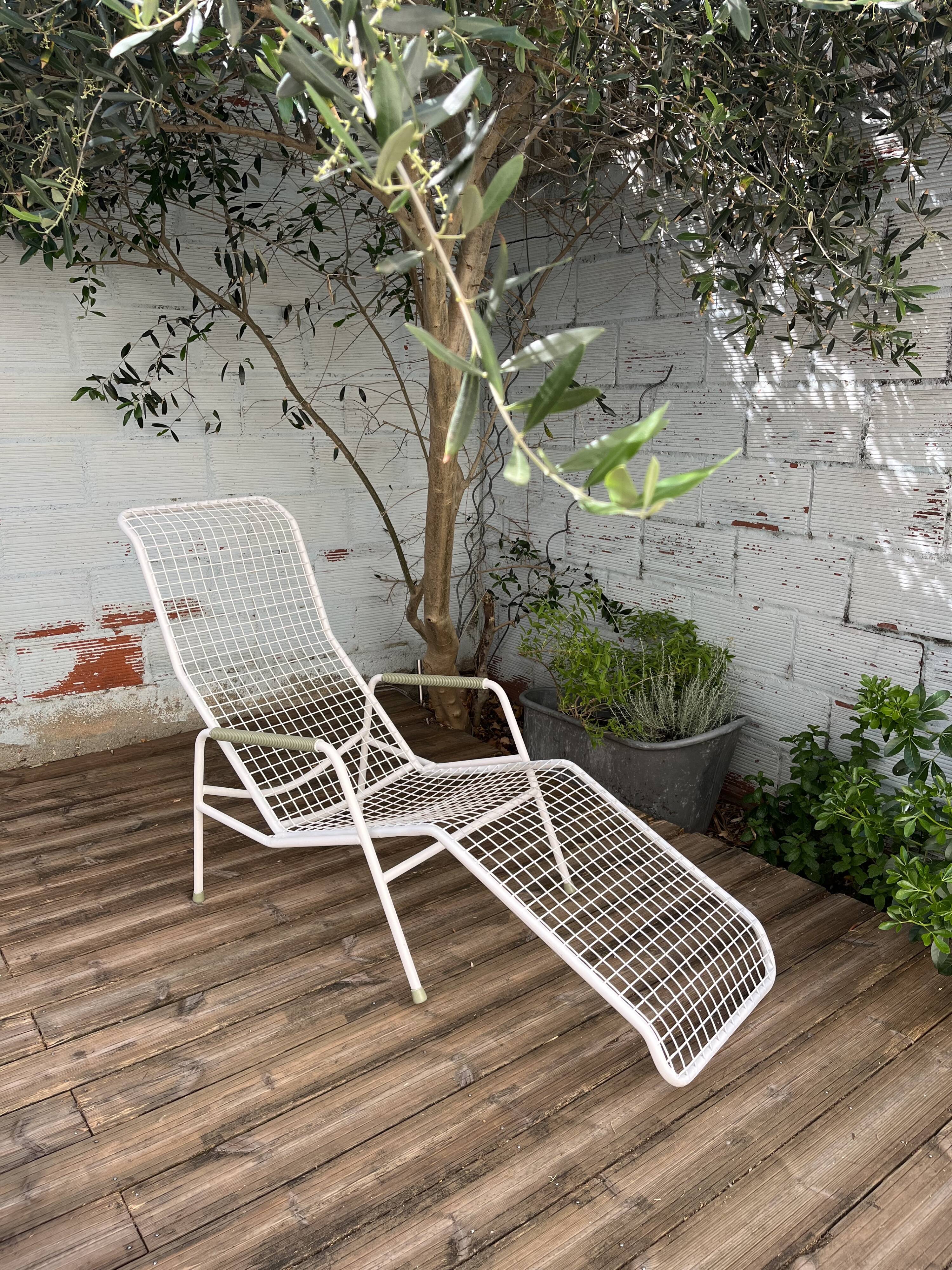 Vintage wired metal chaise longue