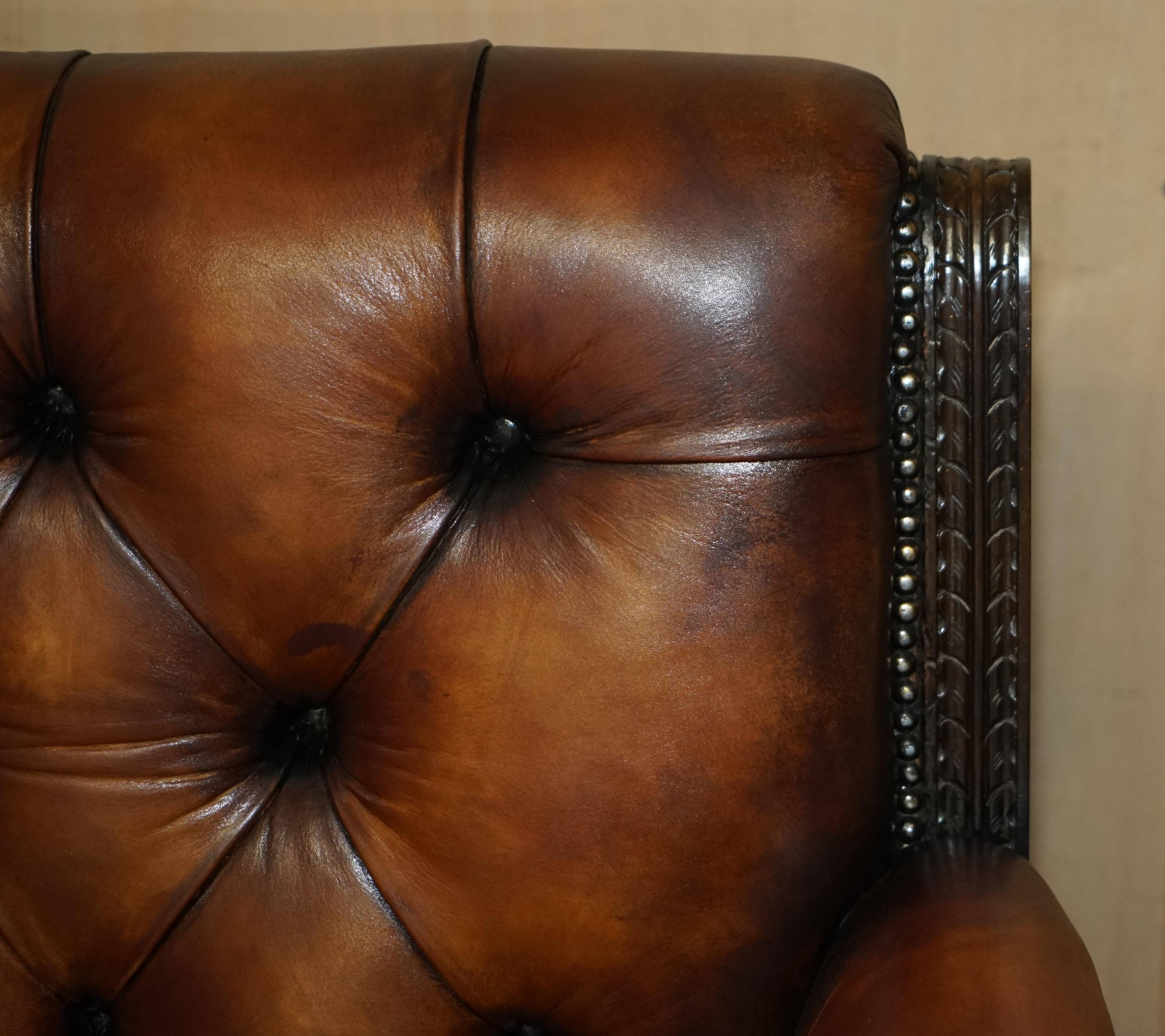 Ensemble Chesterfield cuir avec lion sculpté à la main restauré