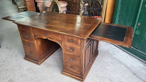 Ancien bureau 9 tiroirs en noyer de style gothique ref je