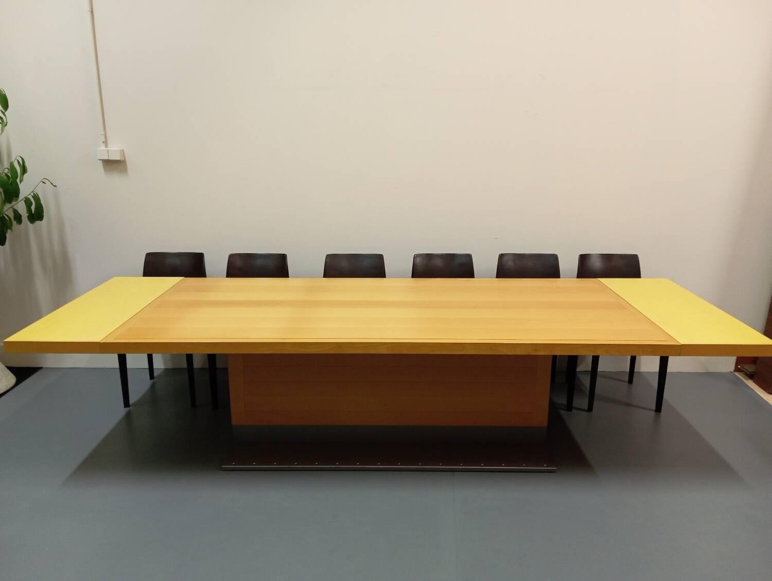 Large Chi Wing Lo designer table for Giorgetti Italy