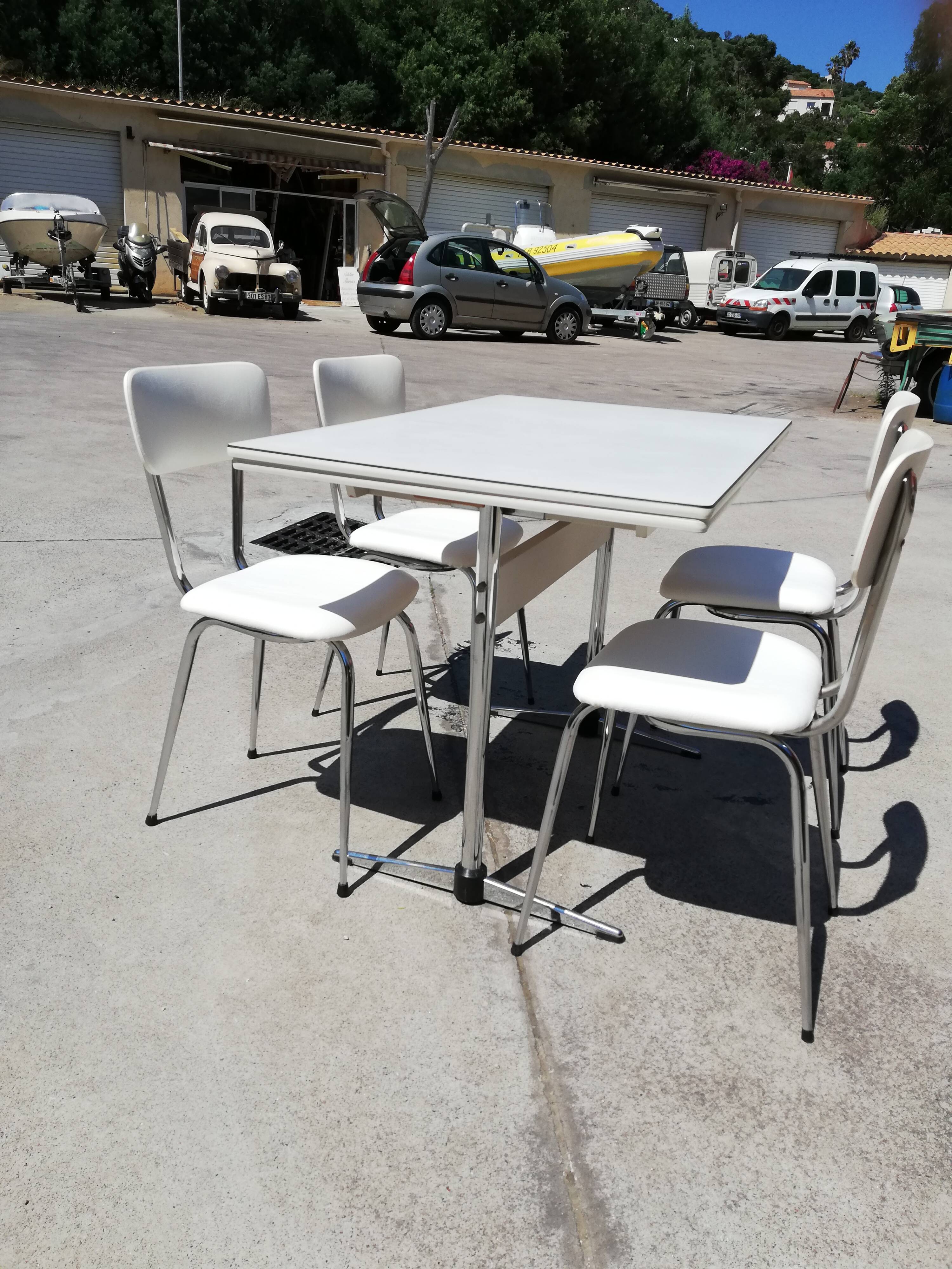 Set table and kitchen chairs in formica and skai
