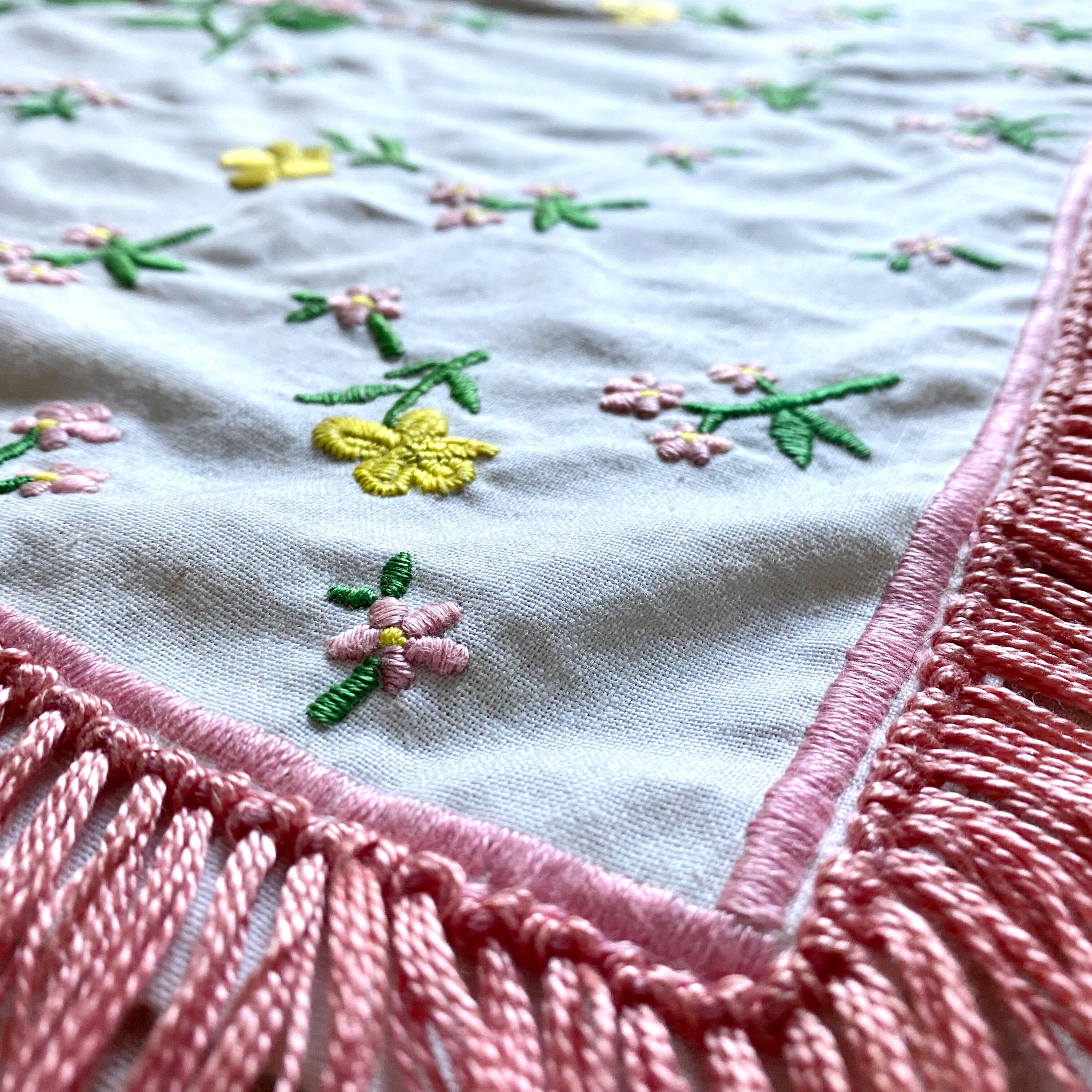 Nappe ancienne brodée 89 x102 cm