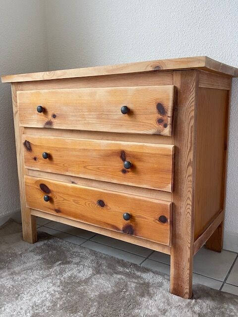 Wooden chest of drawers