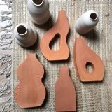 Vase plat en faïence rouge fait main creation artisanale