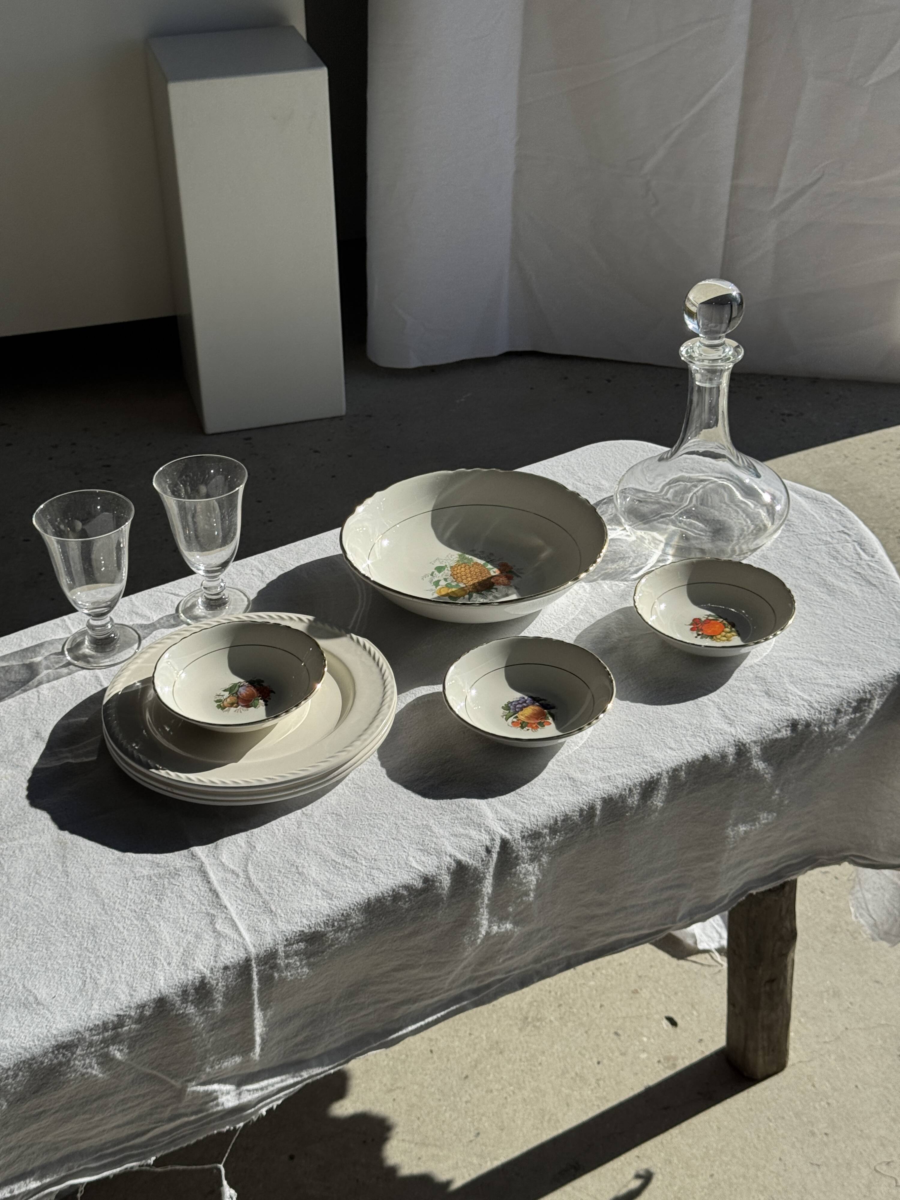 Vintage fruit salad service consisting of a bowl and 7 small dishes.