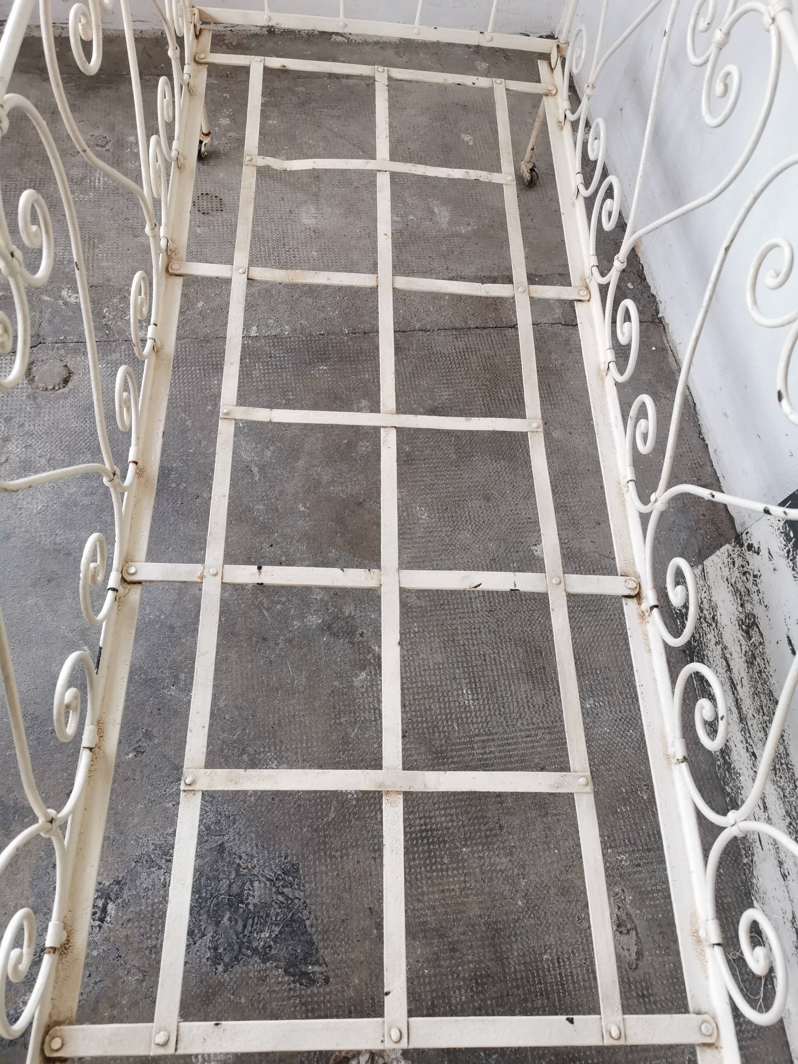 Bed, wrought iron bench