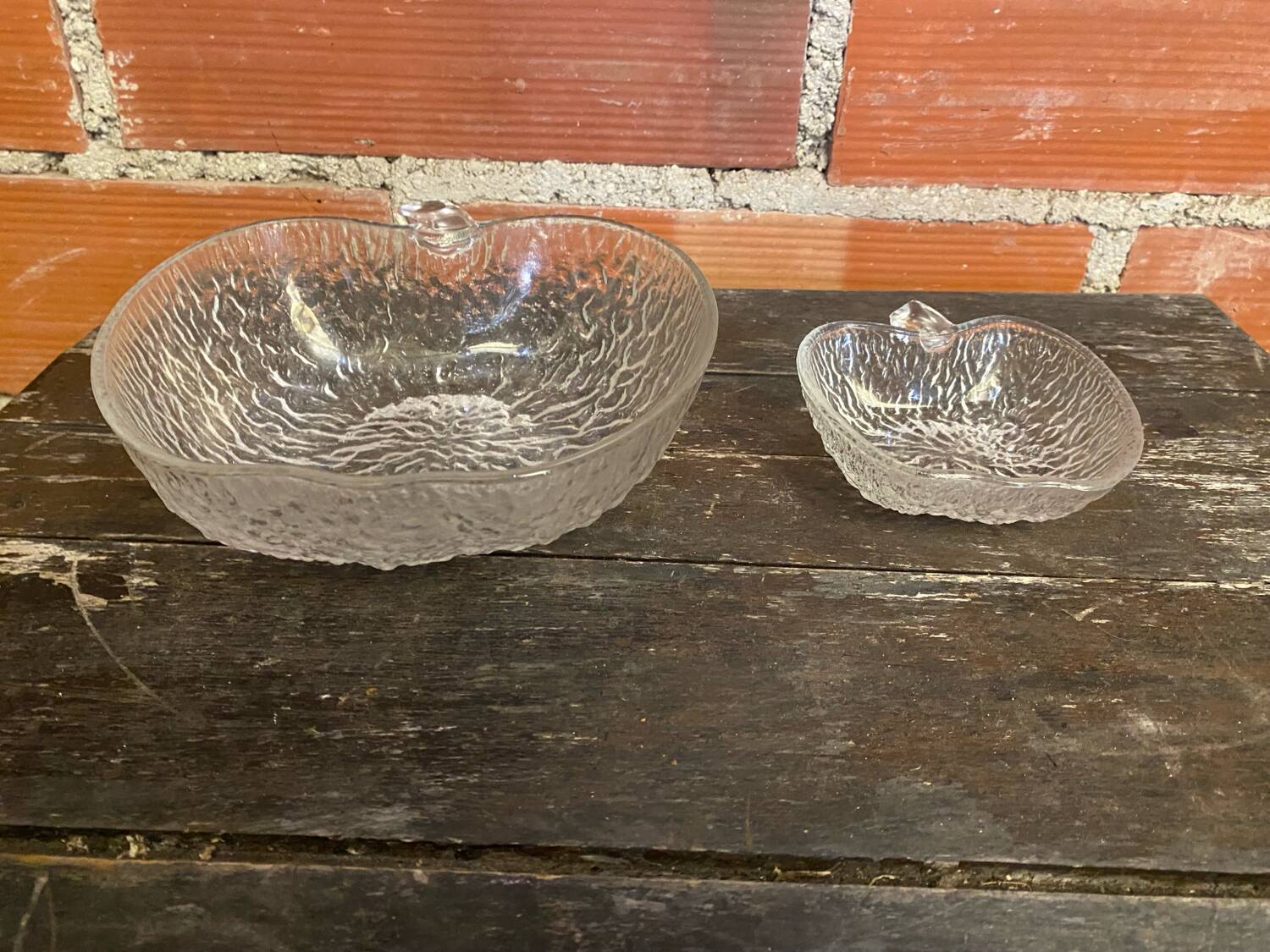 Salad bowl + 4 vintage moulded glass bowls in apple shape #D457