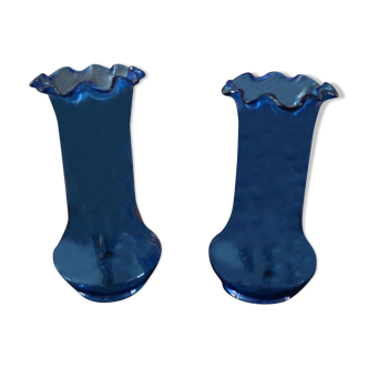 Paire de vases anciens en verre bleu