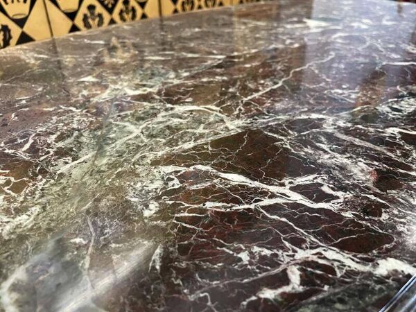 Table basse ovale en marbre de style Louis XVI