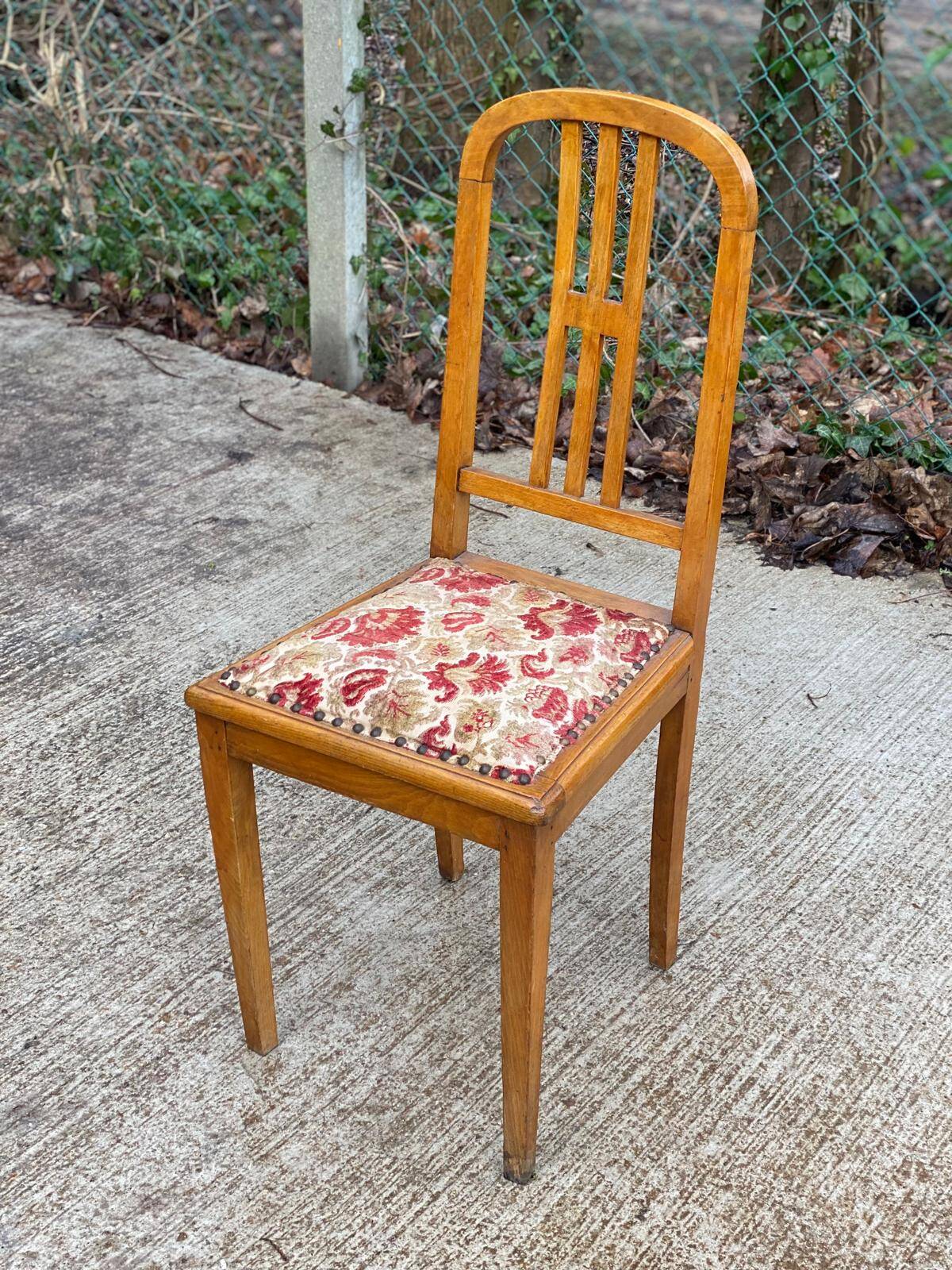 Chaise en bois et tapisserie brodée