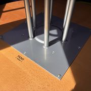 Round dining table Thonet s1047