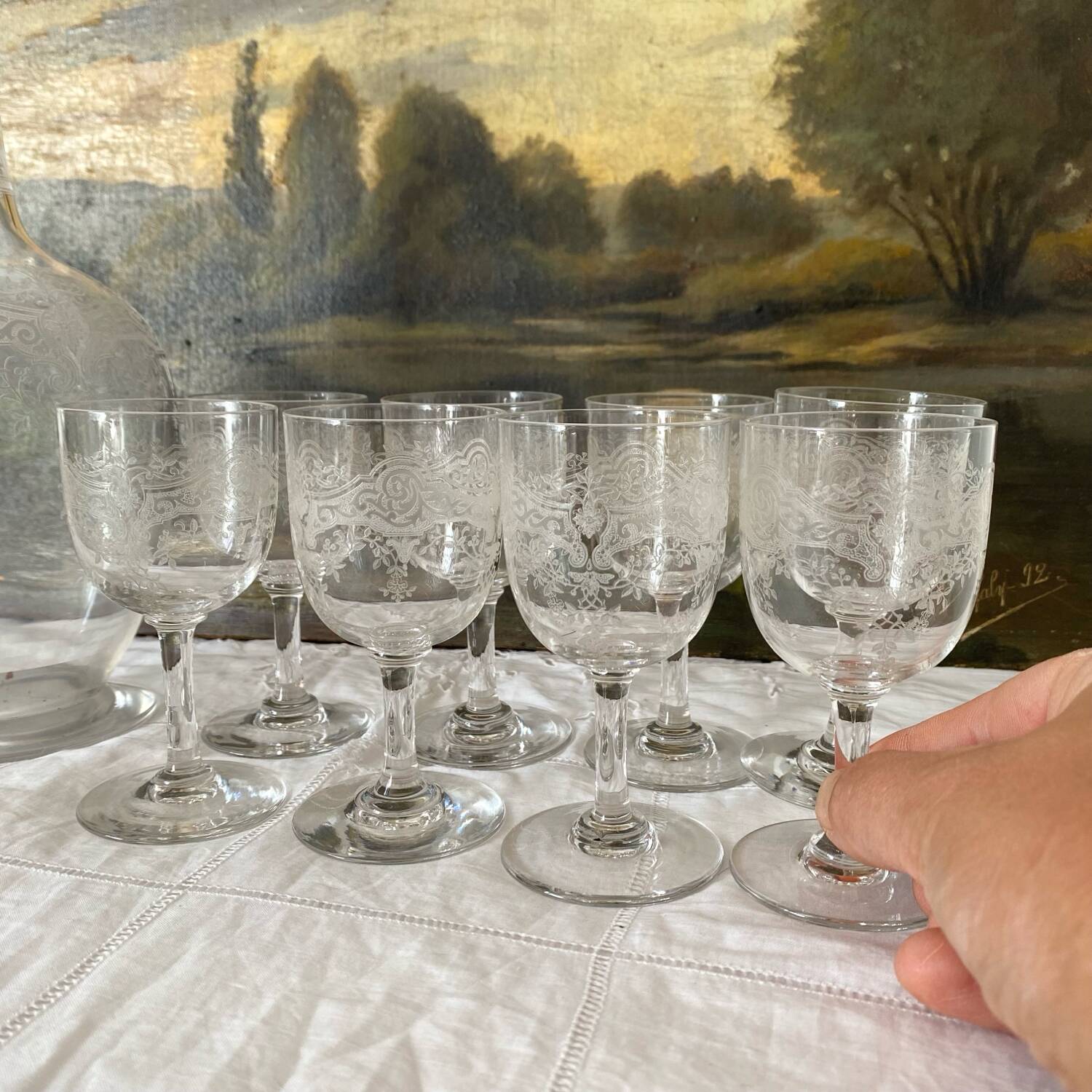 Verres à pied anciens gravés et carafe