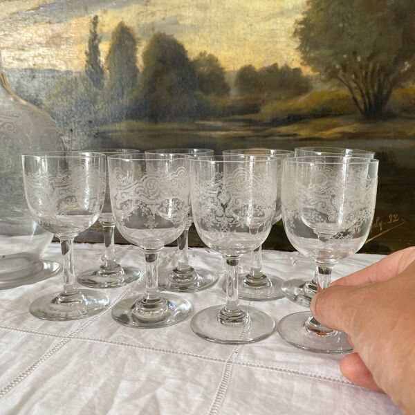 Verres à pied anciens gravés et carafe