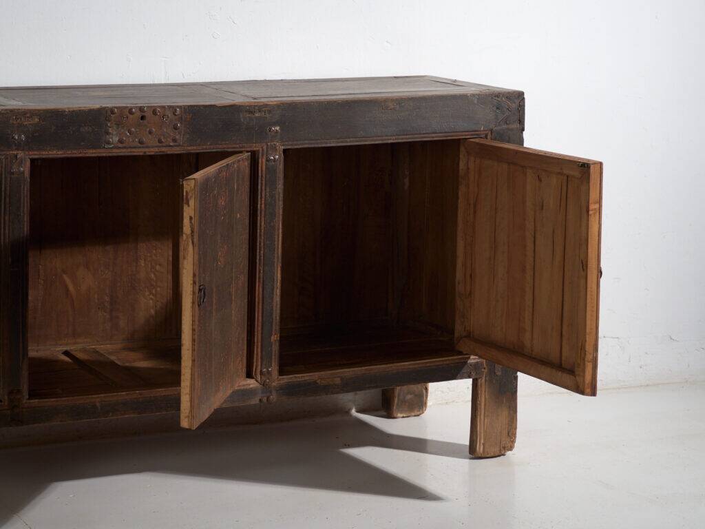 Buffet chinois ancien en bois massif avec patine d’origine – Chine, vers 1930