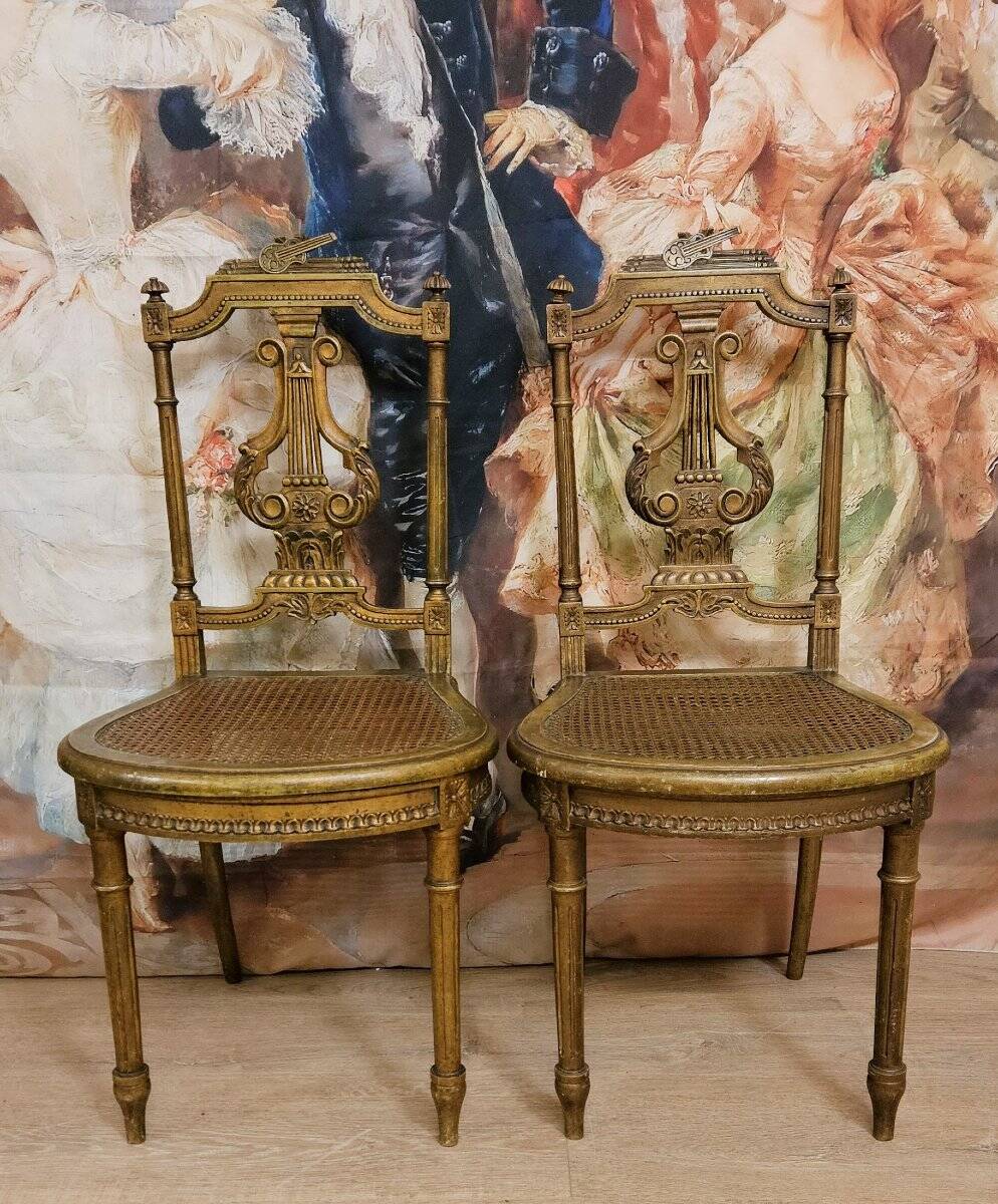 Paire de chaises de musiciens en bois sculpté et doré de style Louis XVI