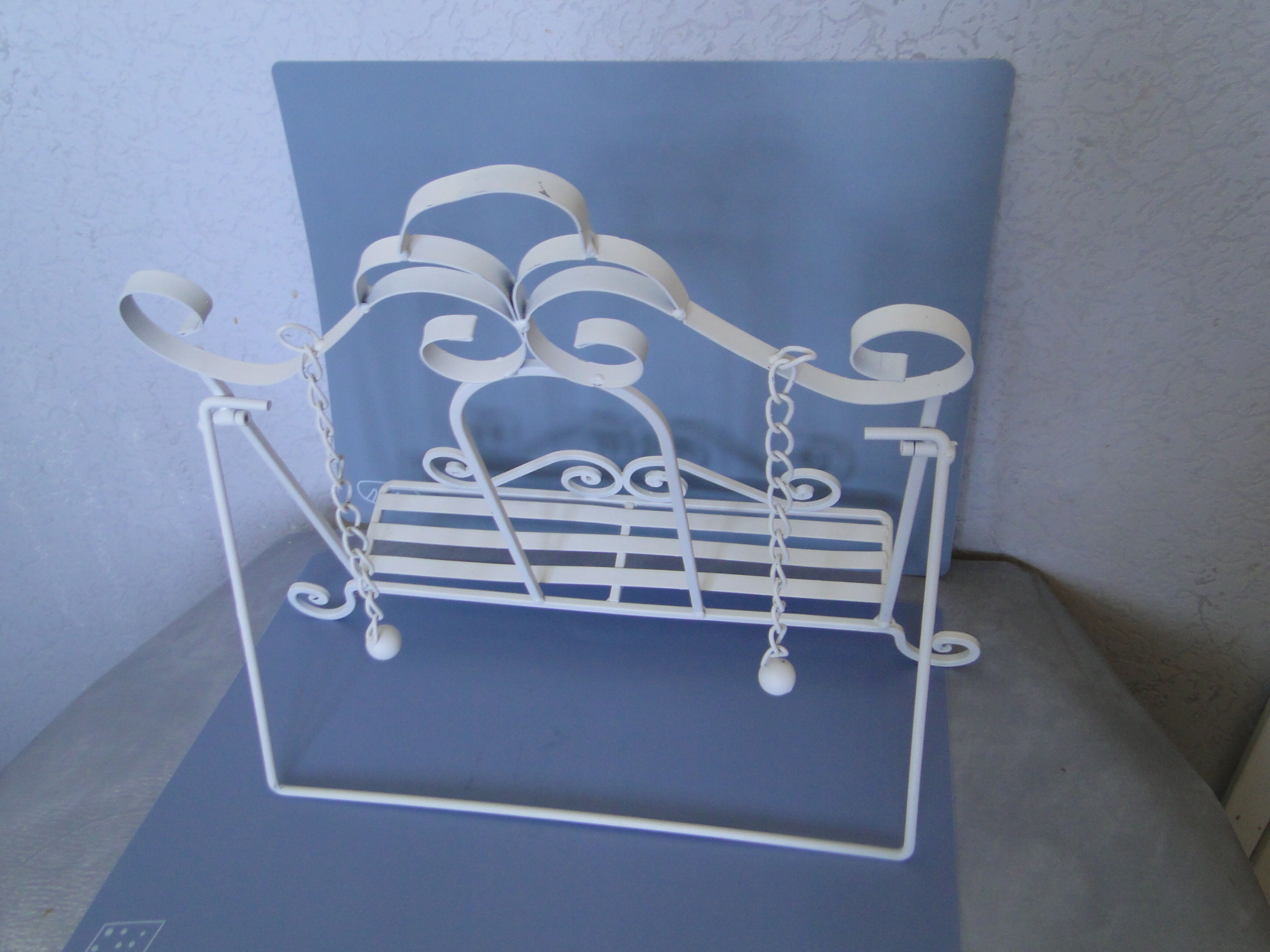 Lutrin carries kitchen book or retro-style white metal tablet