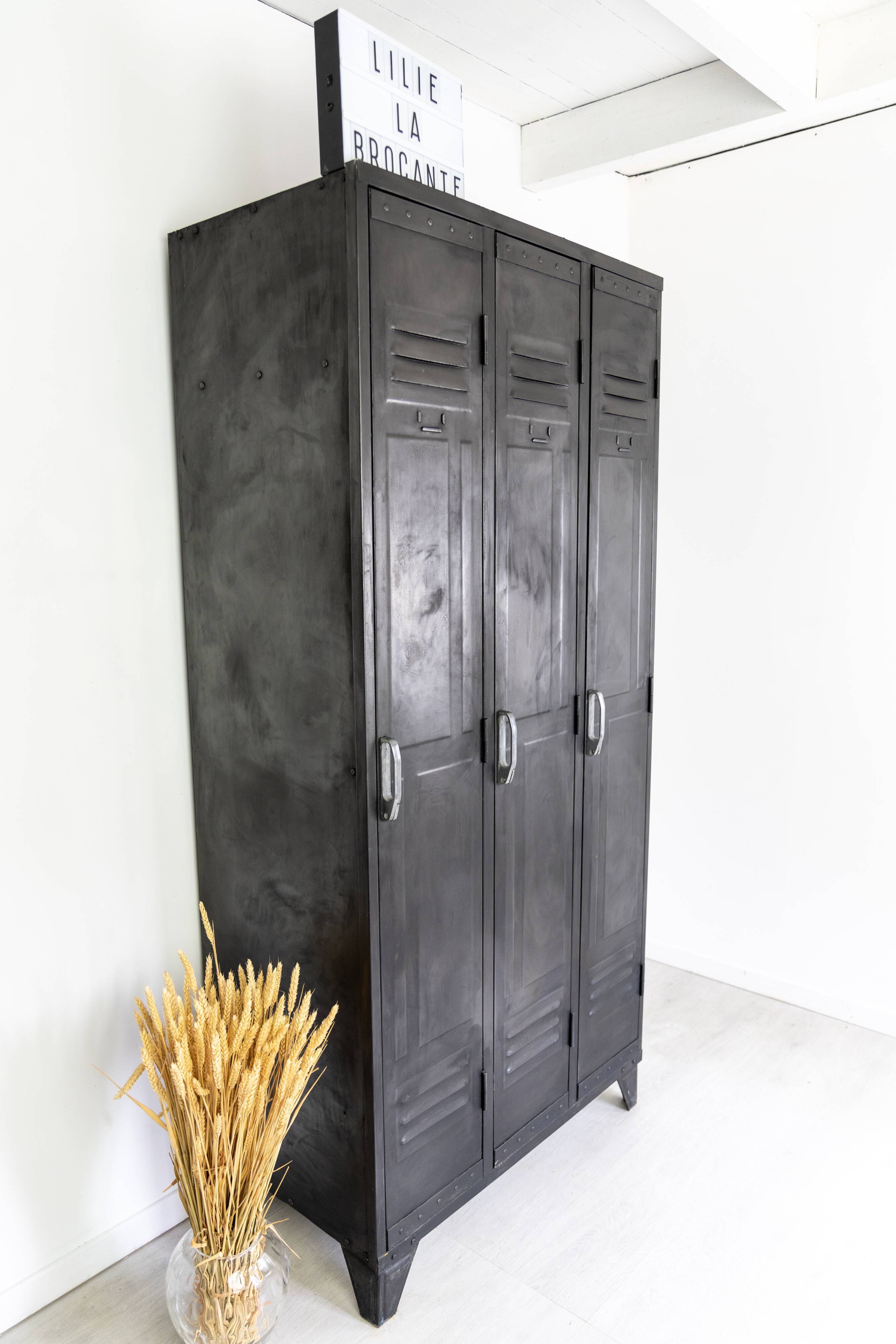 Very nice vintage metal lockers / industrial lockers
