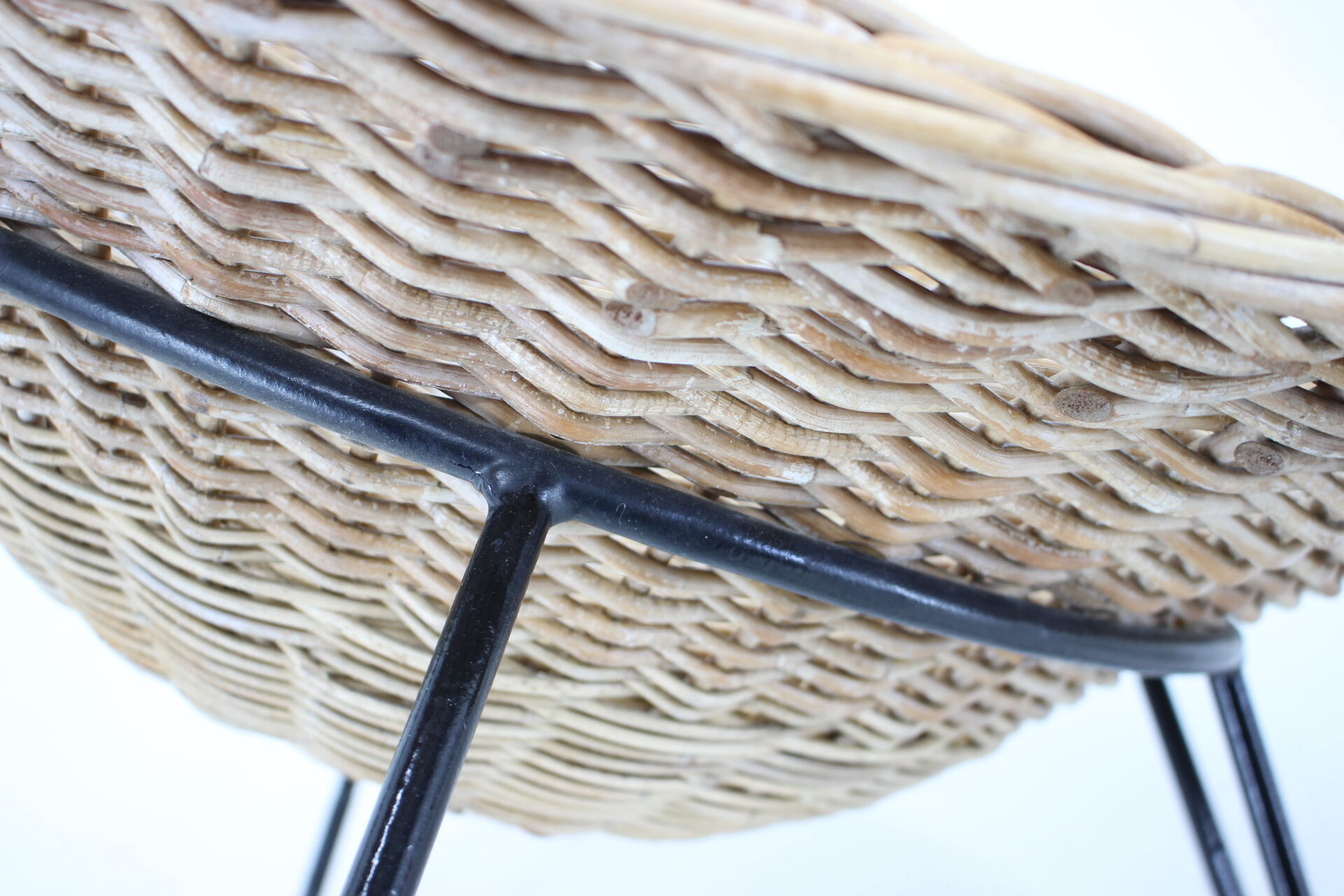 1960s pair of rattan woven basket chair with hairpin legs