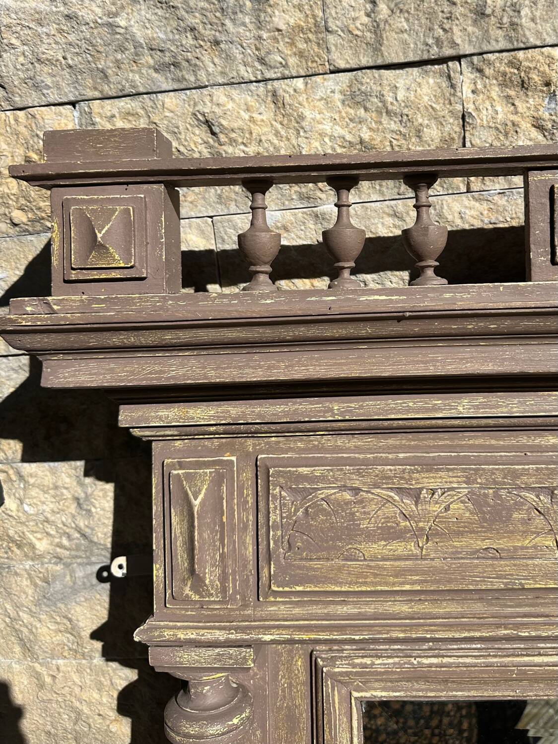 Imposing fireplace mirror in carved and painted wood, 19th century.