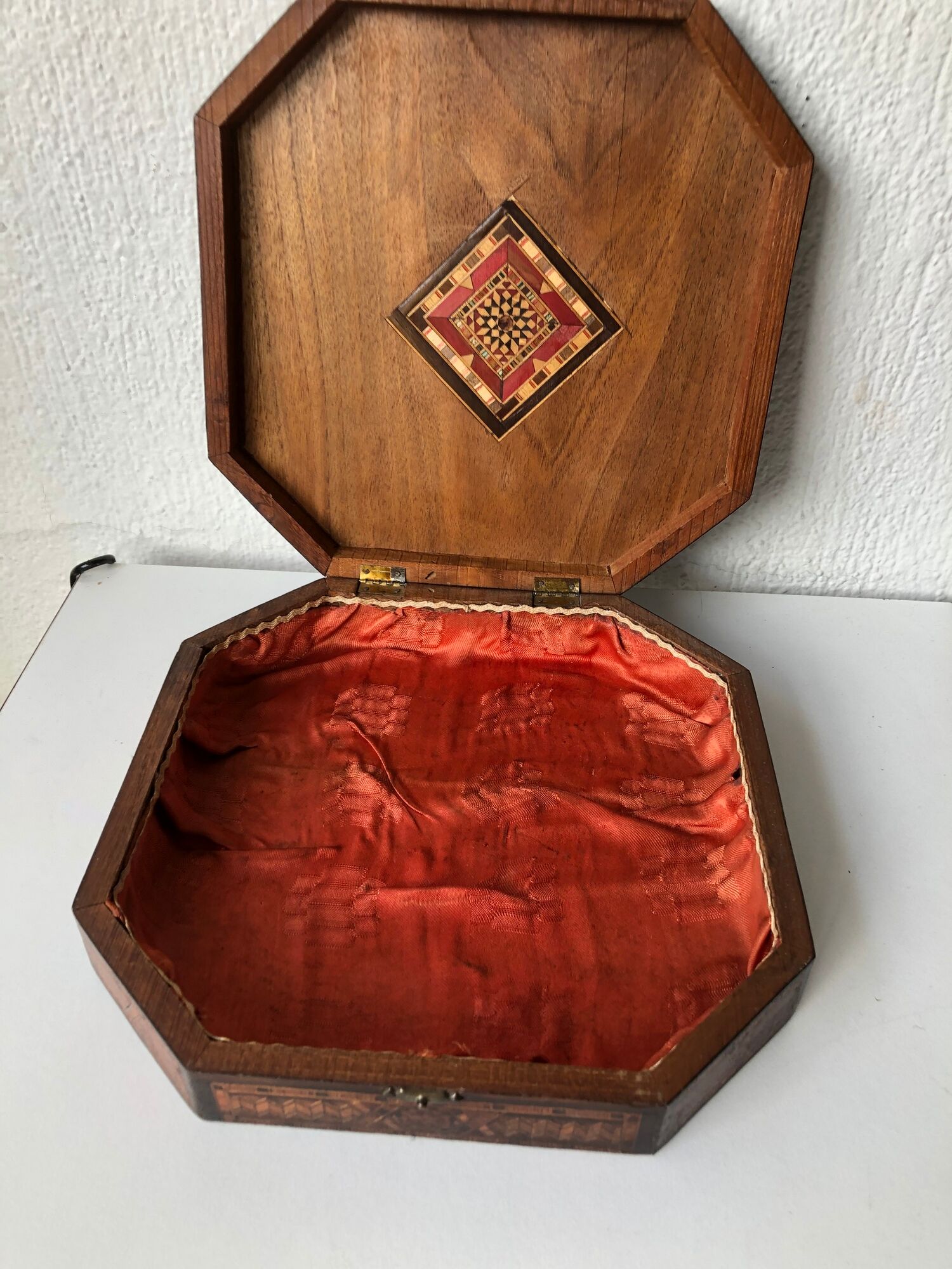 Box or box has jewelry in oriental marquetry. Colonial period around 1950 .