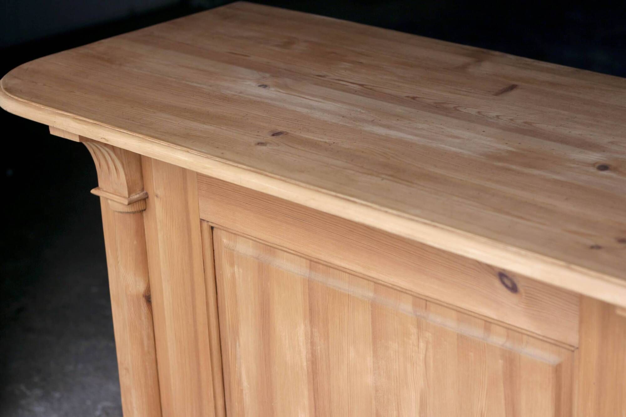 Hotel counter (19th century): central kitchen island, counter.