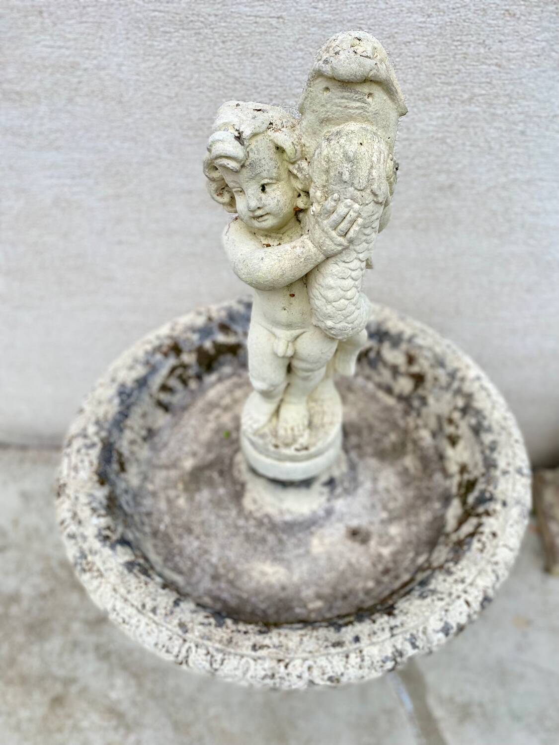 Fontaine de jardin ancienne en pierre avec statue enfant