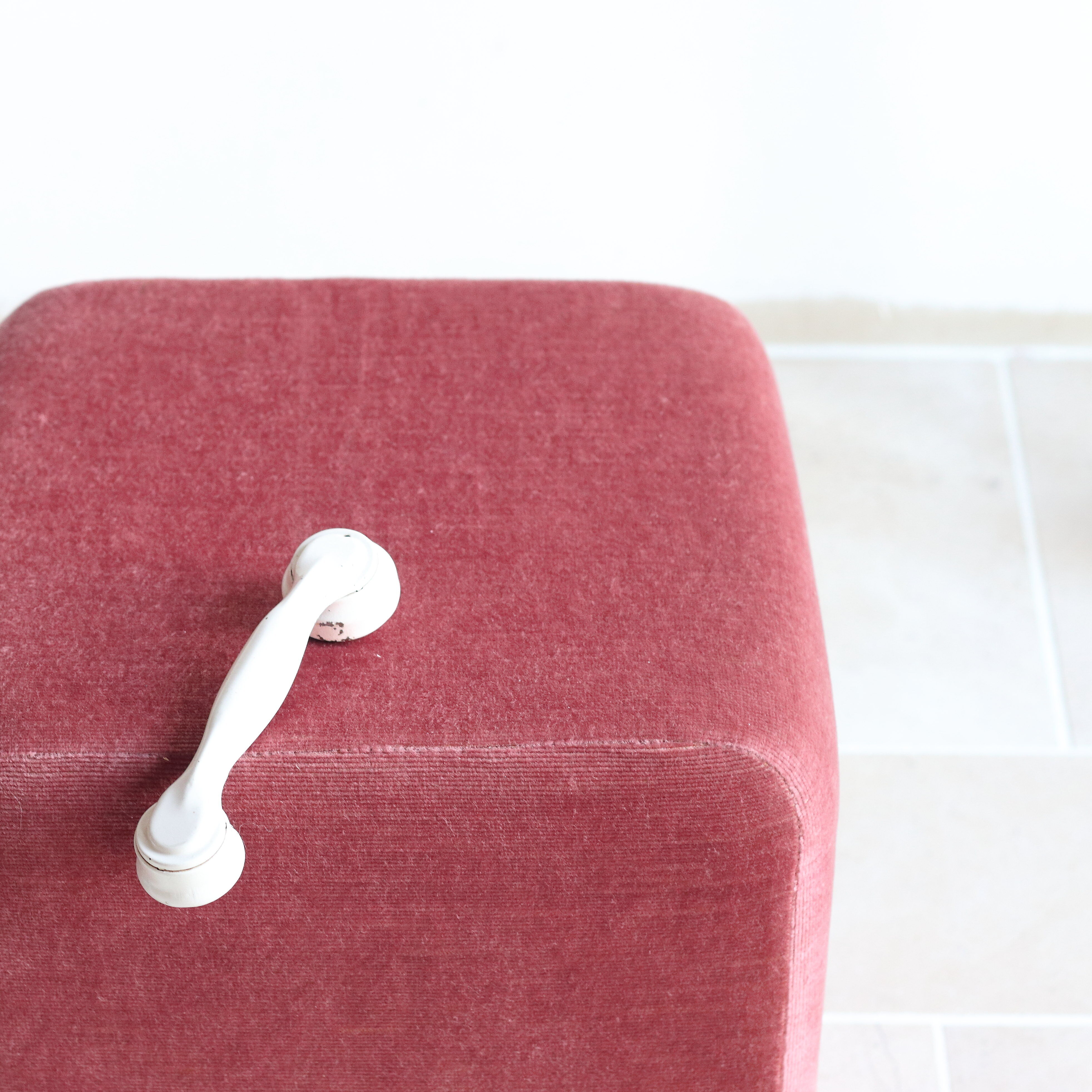 Pink velvet pouf with fringes