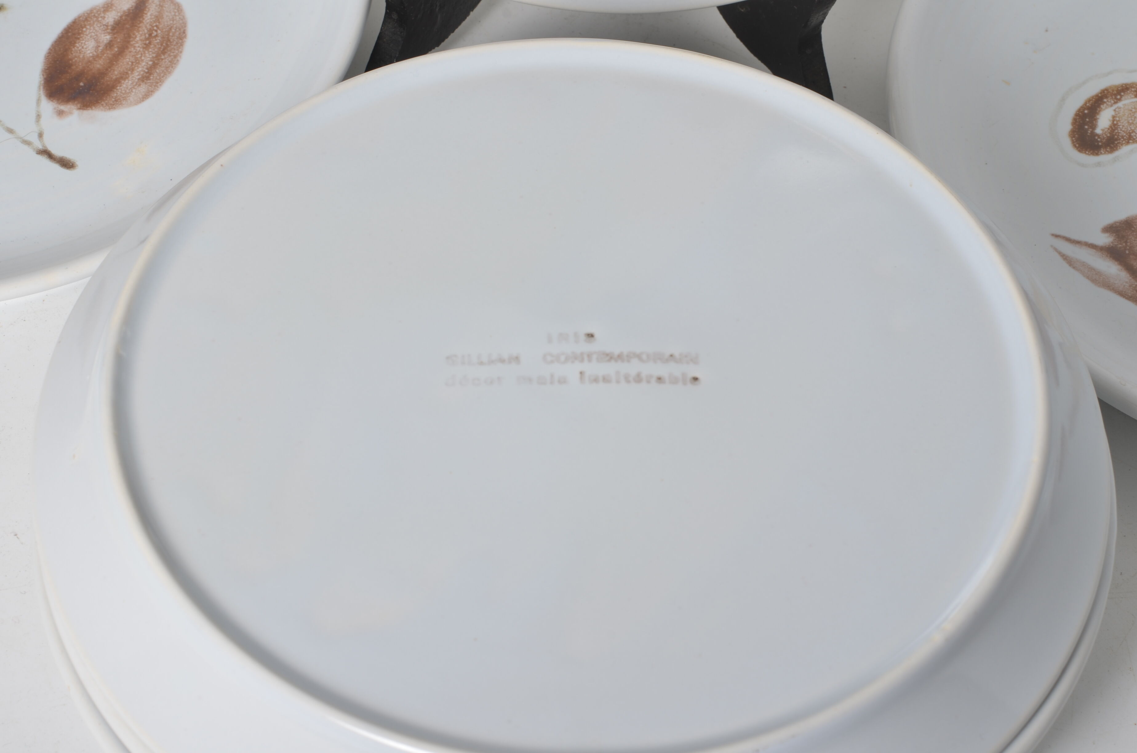 Flat plates in varnished stoneware iris pattern