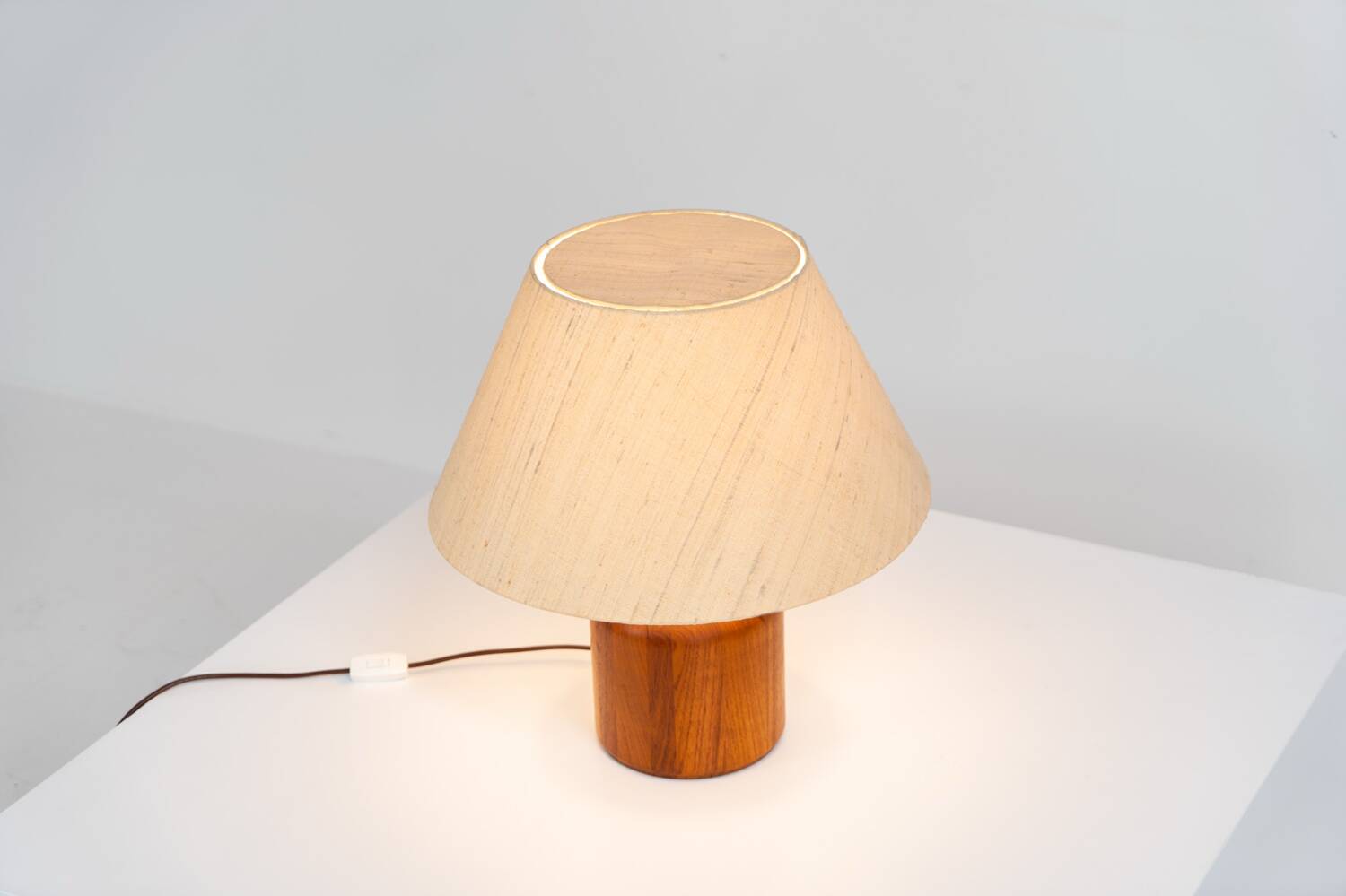 Solid teak table lamp by Kirk Copenhagen (Denmark, 1960s).