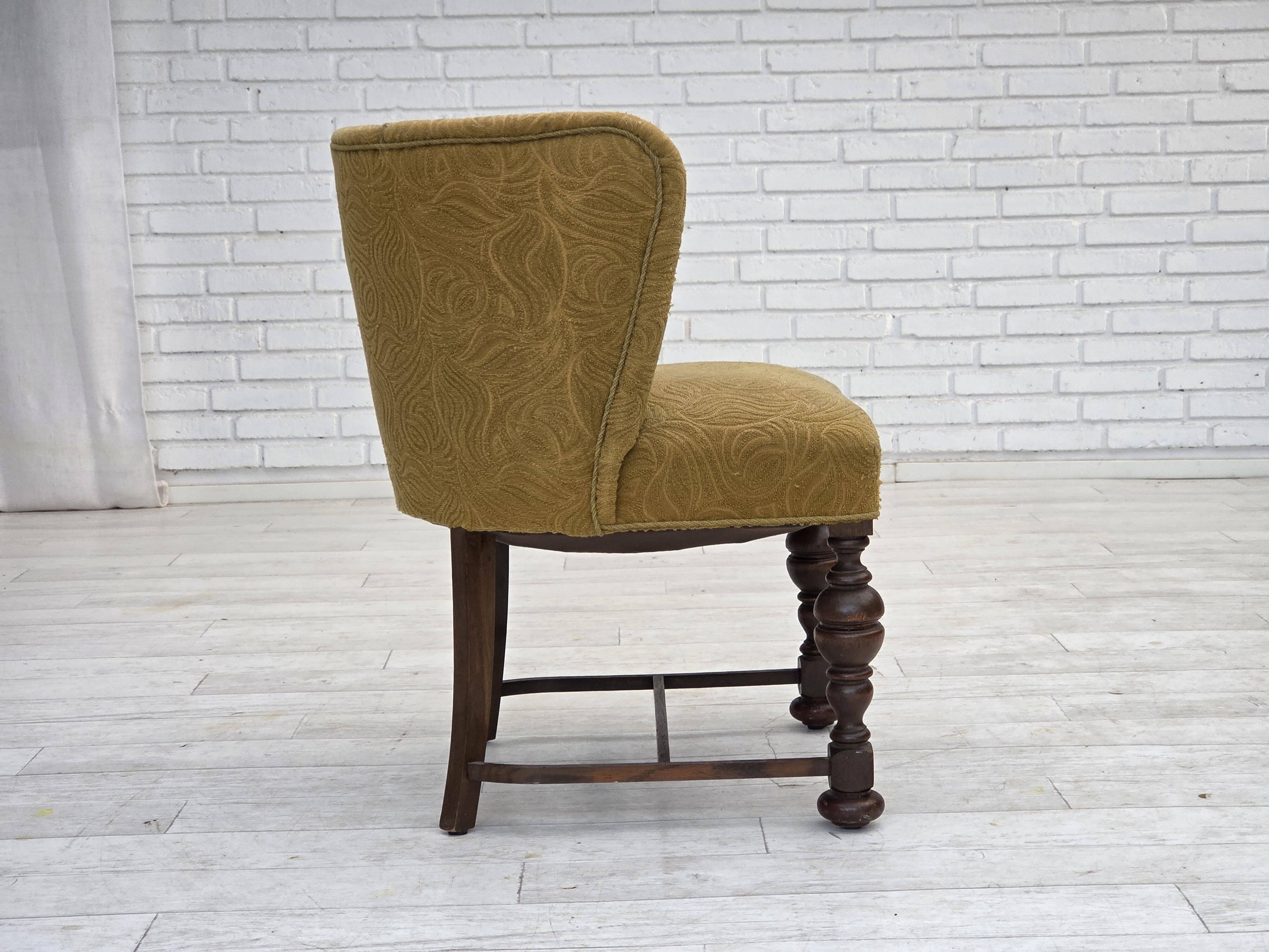 Chaise lounge danoise des années 1950, velours/laine vert, bois de chêne foncé.