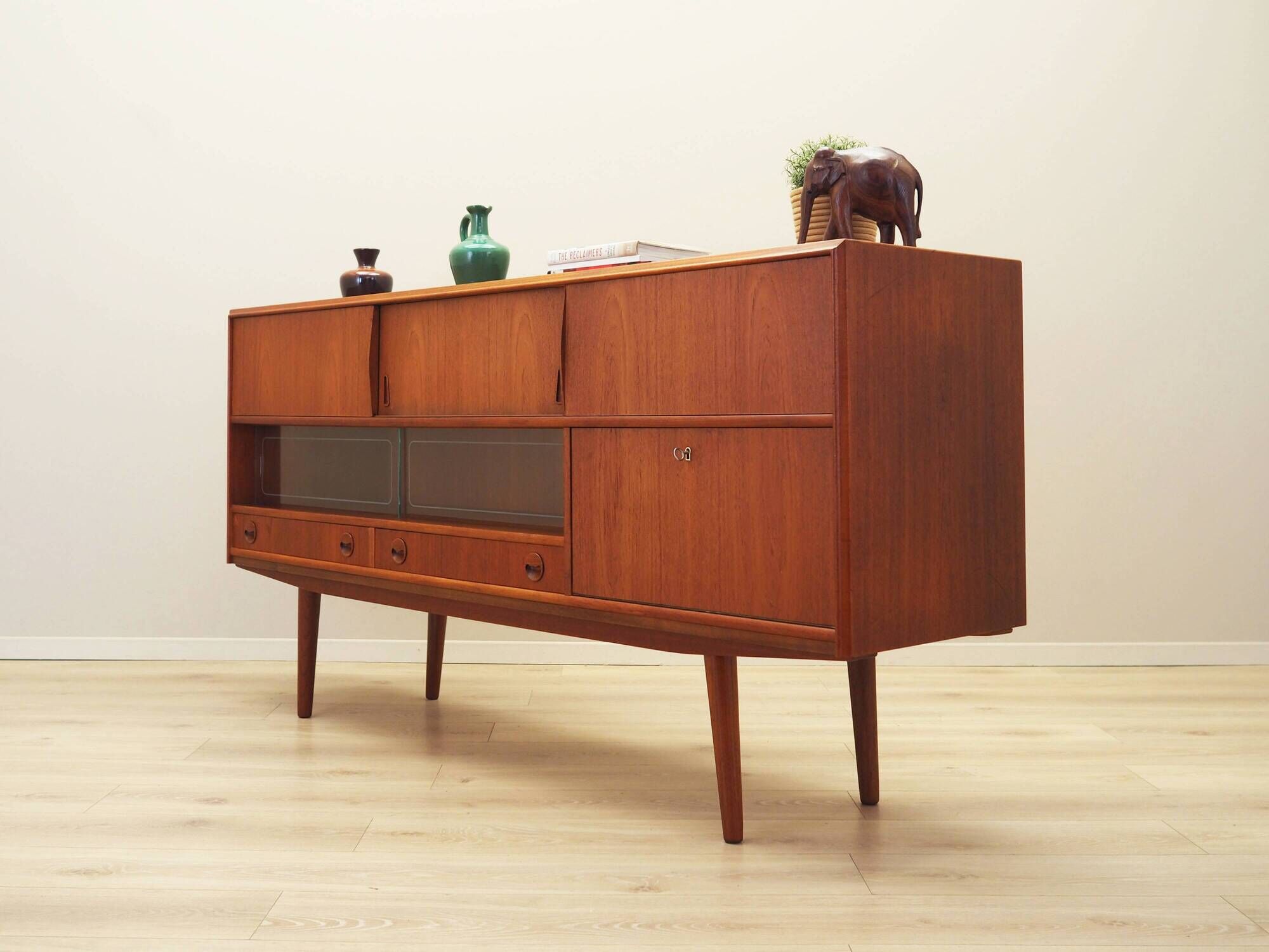 Buffet haut en teck, design danois, années 1970, production : Danemark