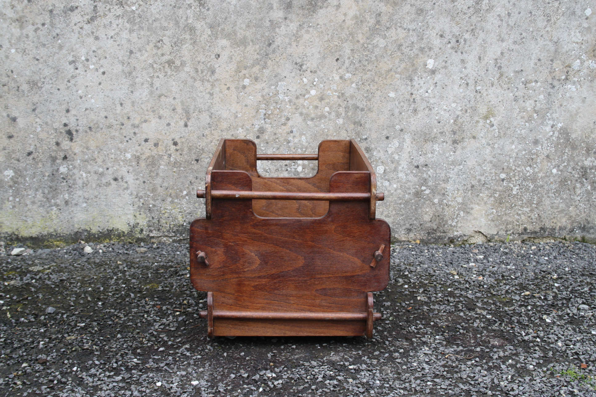 Caisse de rangement en bois sur roulettes