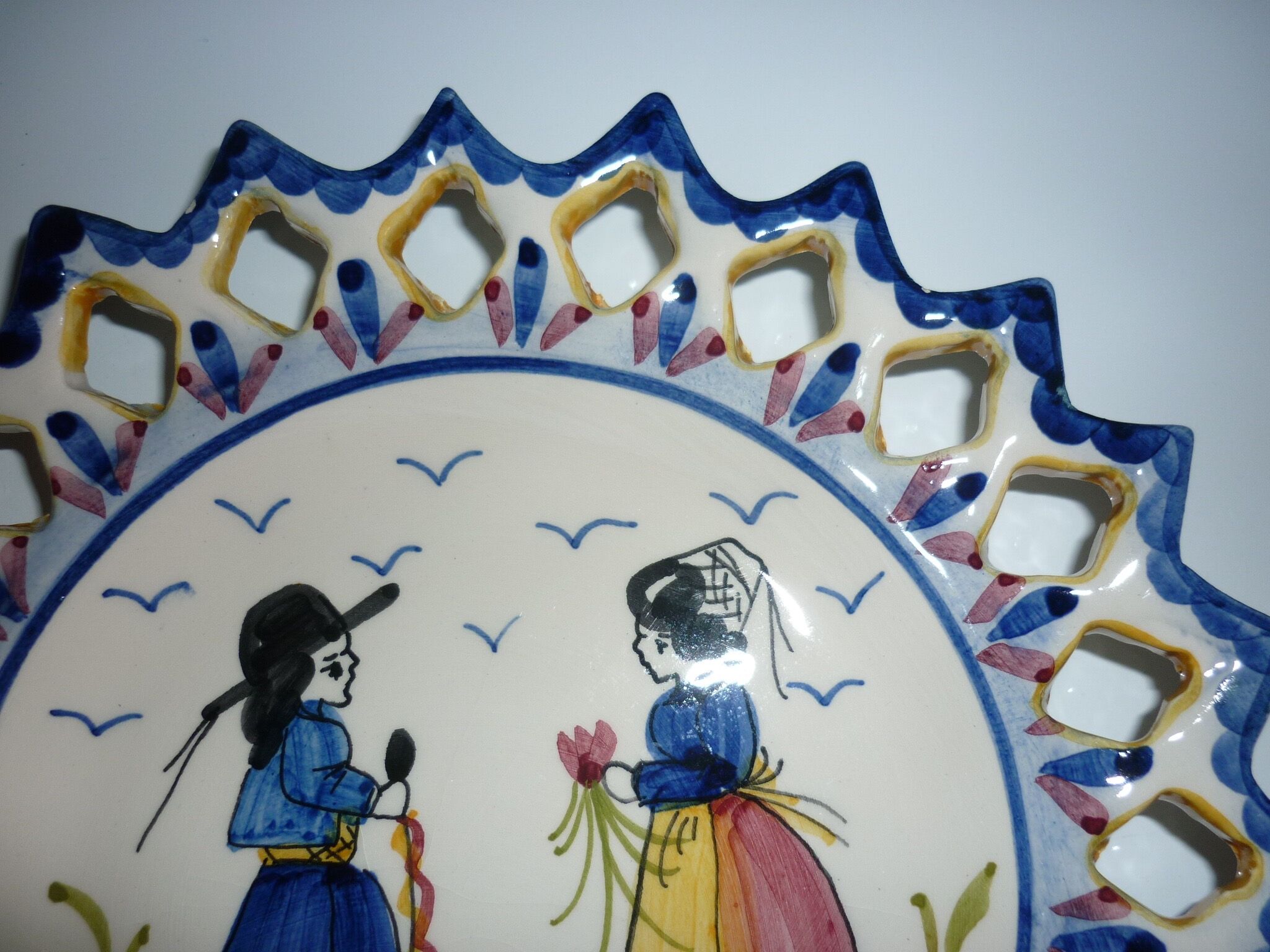 Assiette à beurre ajourée