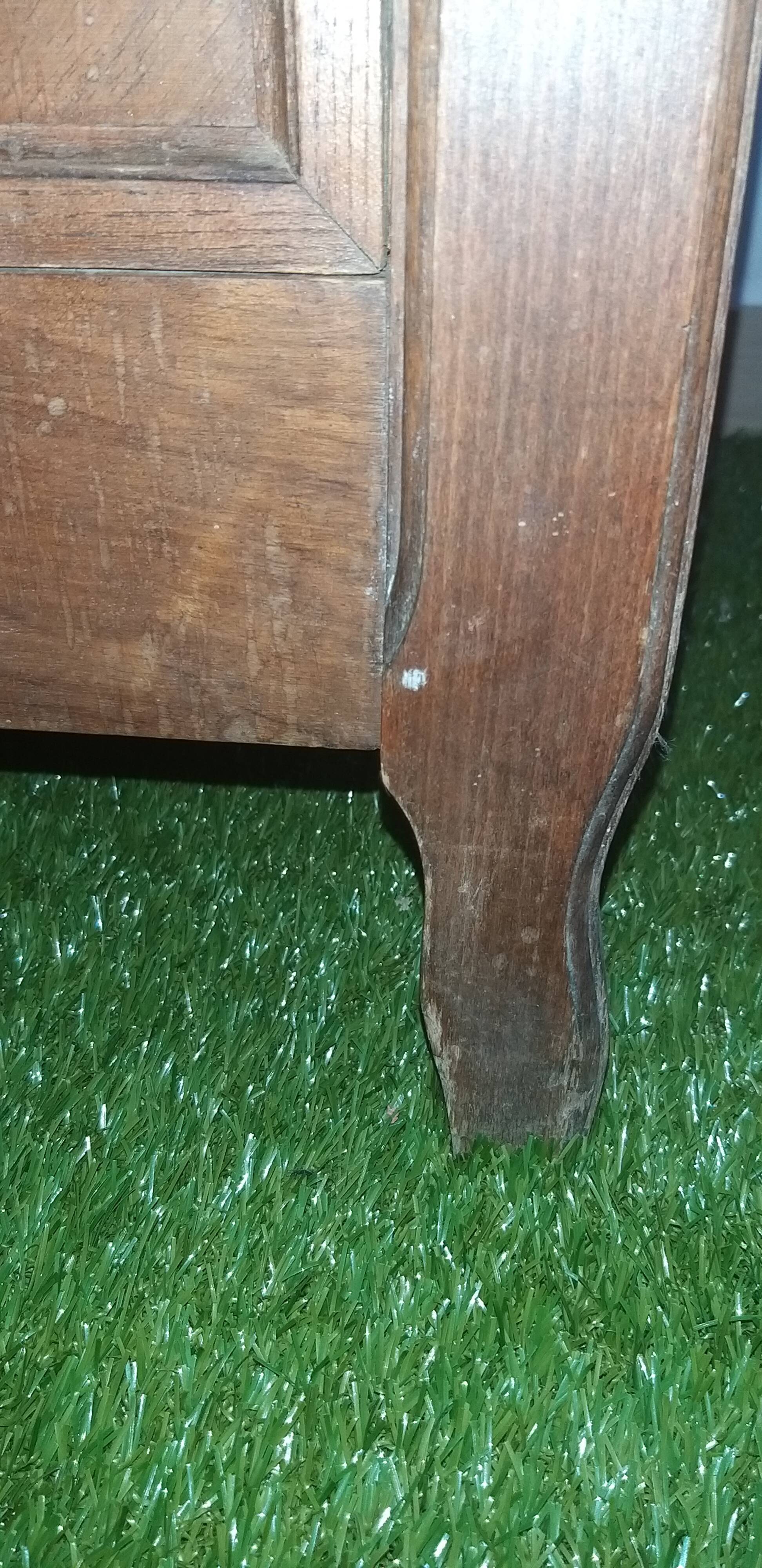 Commodity / wooden and marble toilet table