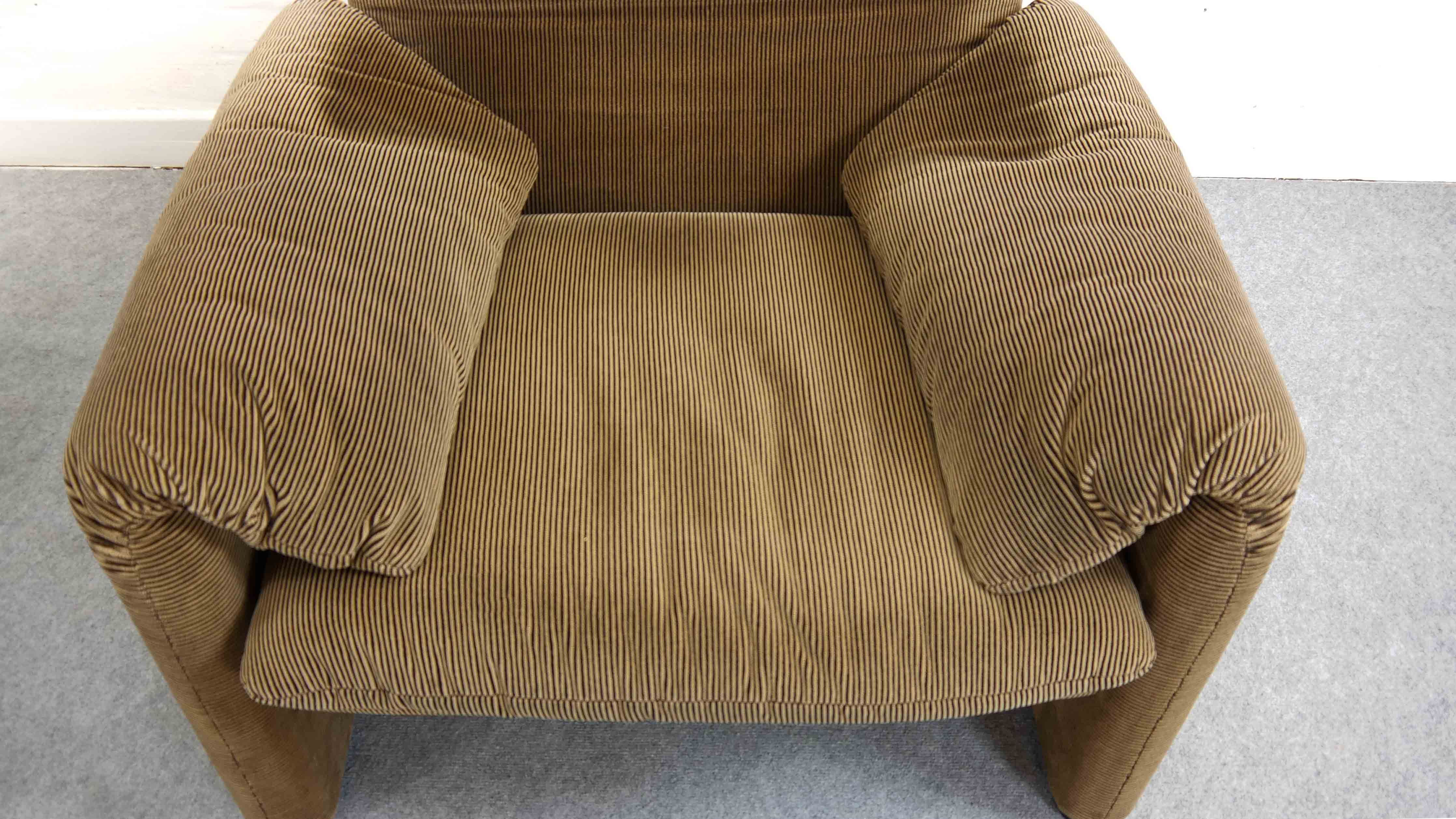 Pair of Maralunga Lounge Chairs by Vico Magistretti for Cassina, Italy