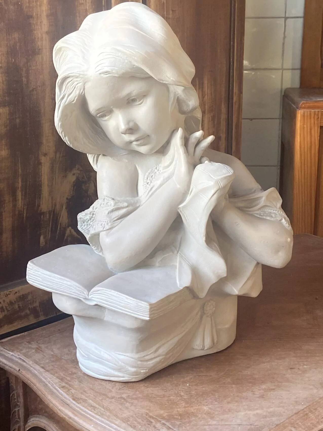 Grande sculpture en terre cuite – Fillette à la lecture – Patine grise – Époque XXe