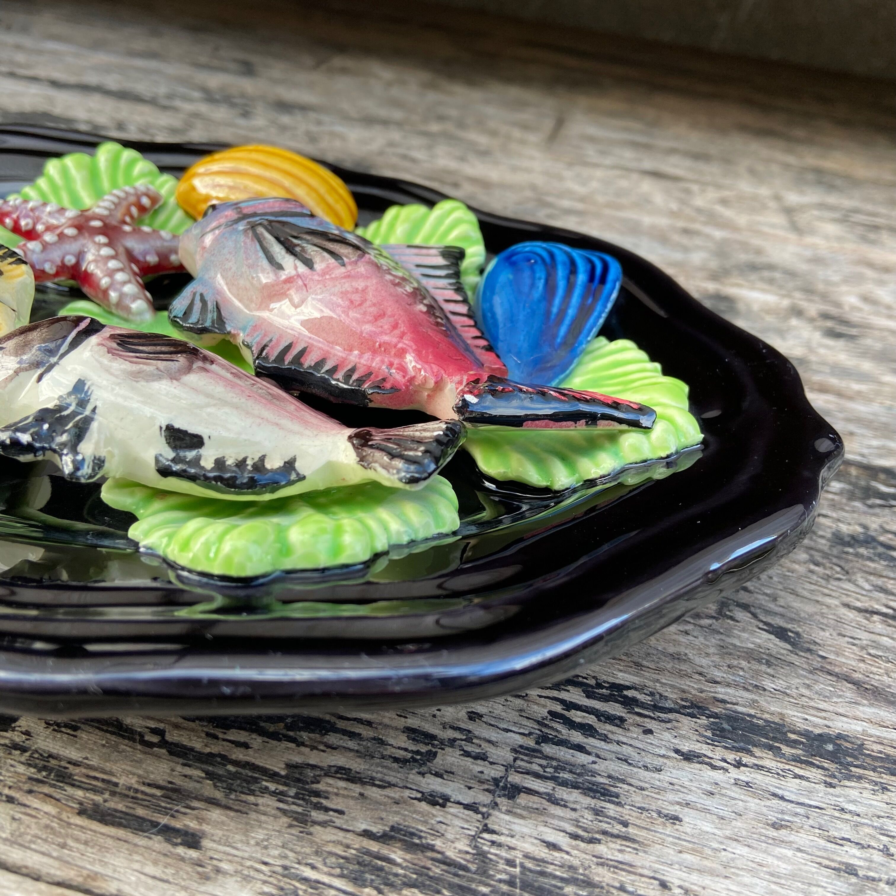 Decorative plate in slurry-decoration fish